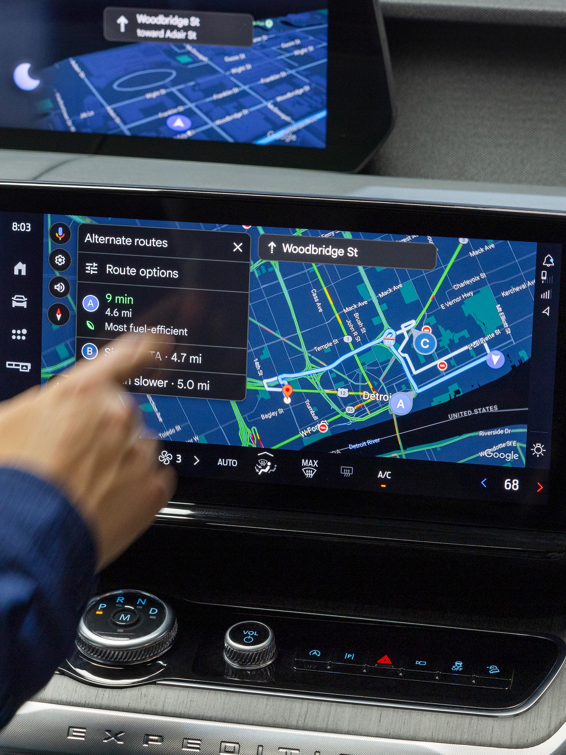 Conducteur utilisant l’écran central du Ford Expedition® 2026