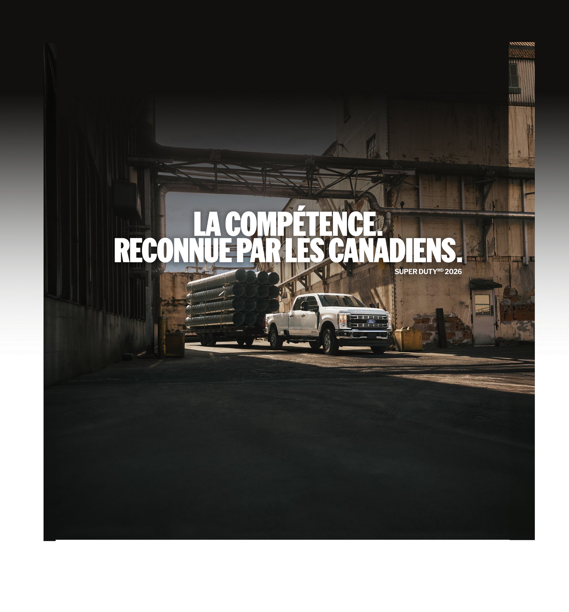 Un Super Duty stationné sur un chantier, avec une remorque chargée de tubes en acier. « La compétence. Reconnue par les Canadiens. Super Duty 2026 ». Logo : « 60 ans. Un dur de dur Ford. Série F. Les camions les plus vendus au Canada ». 