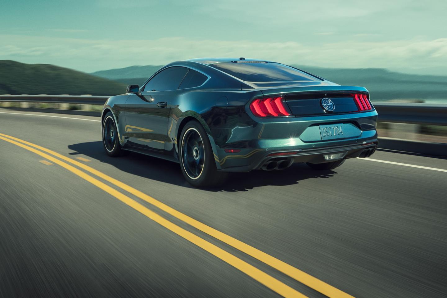 Une Mustang coupé roule sur l’autoroute.
