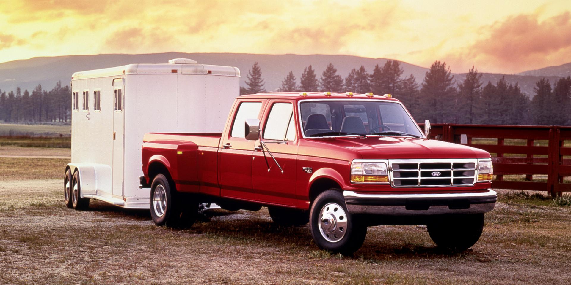 Un F-150 de 1996 avec une remorque pour chevaux attelée.