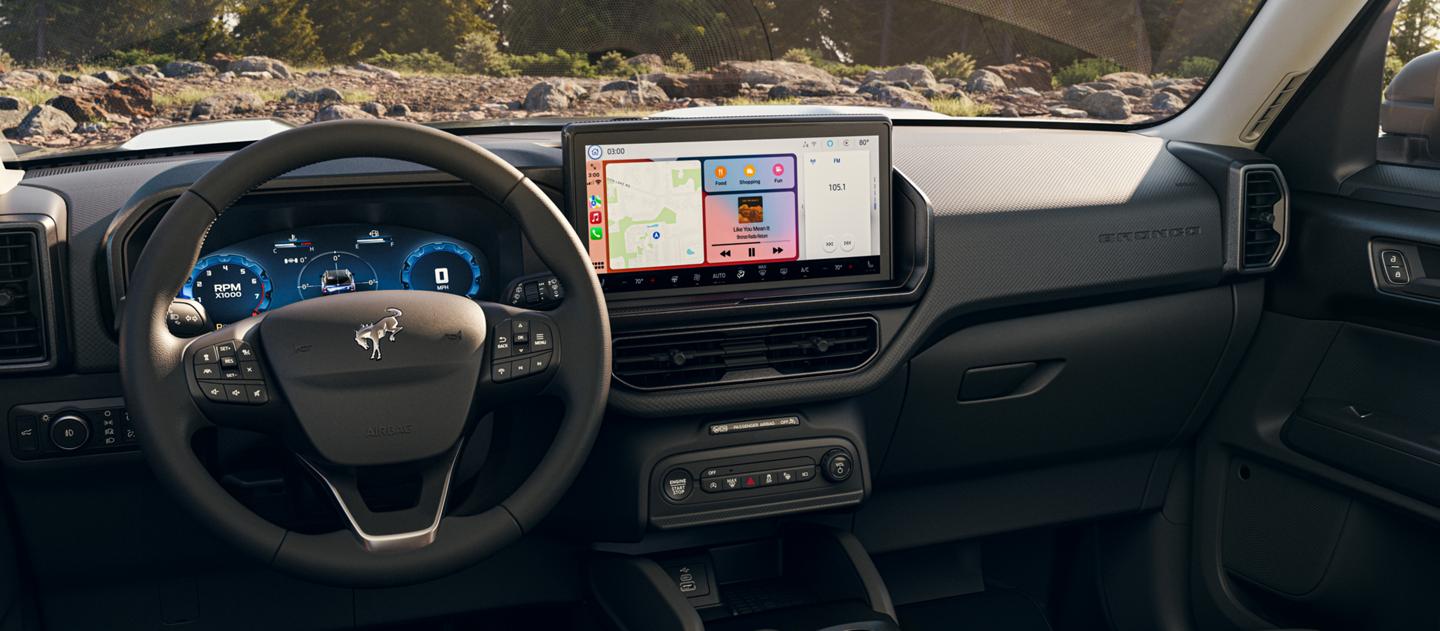 Intérieur du Ford Bronco Sport® 2025 illustrant le volant, l’écran tactile central et les tableaux de bord