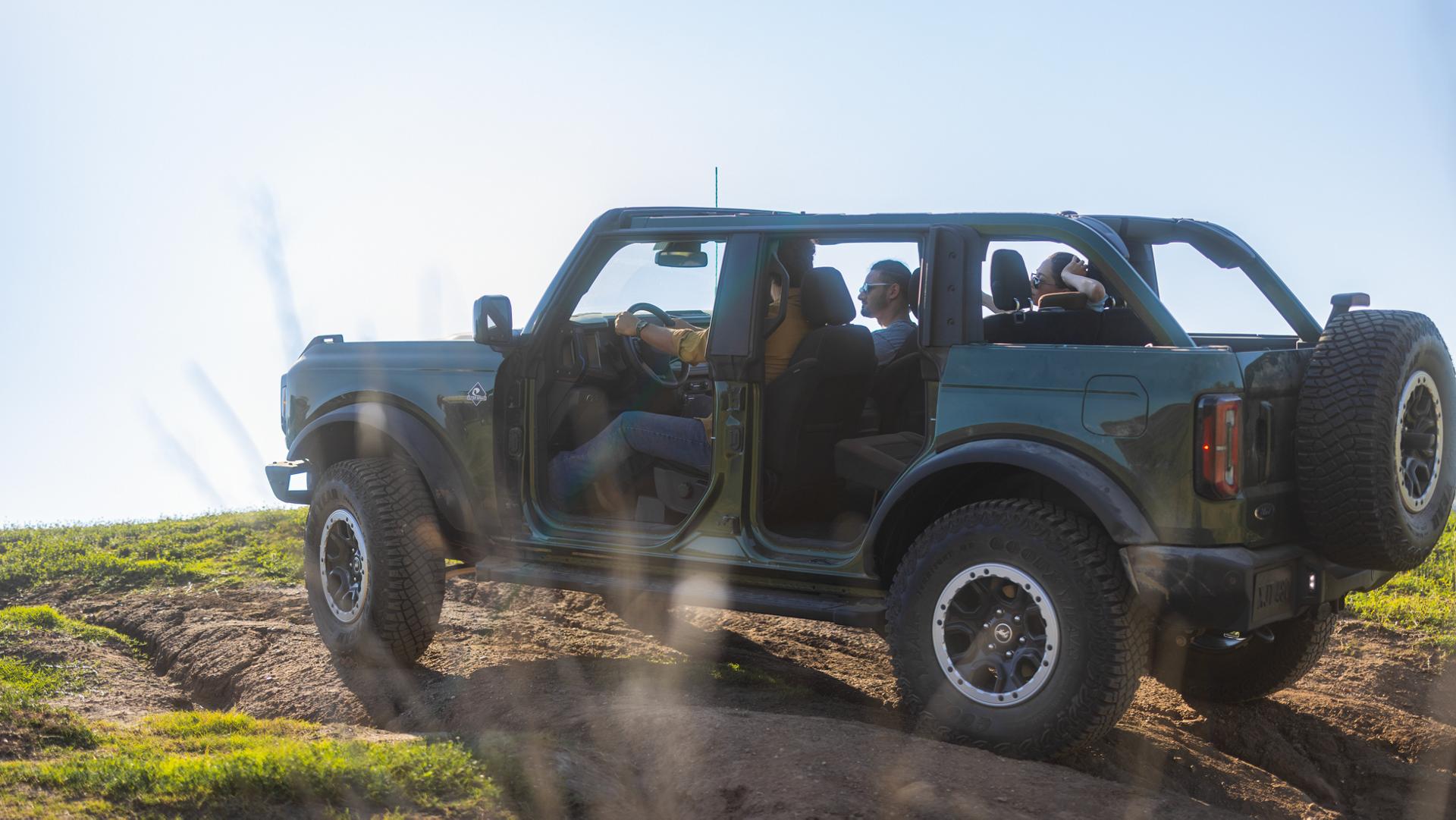 Un VUS Ford Bronco® 2025 avec les portes retirées, stationné au bout d’un sentier