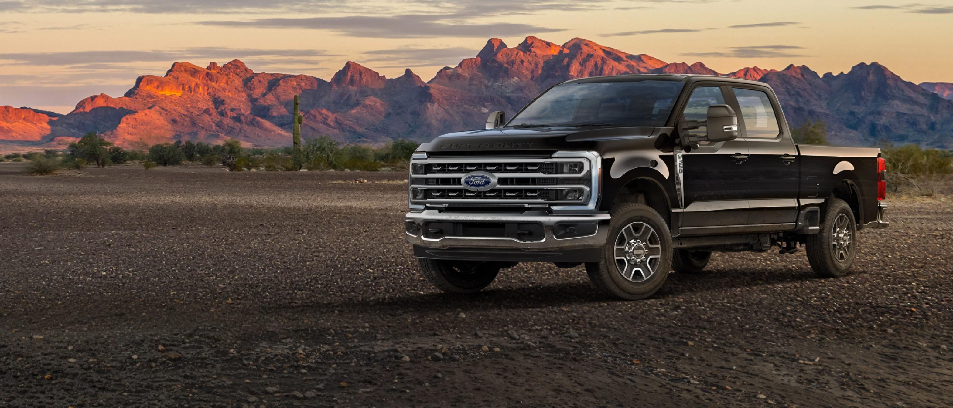 Modèle Ford Super Duty® F-350® Lariat® 2026 stationné sur du gravier avec des montagnes en arrière-plan