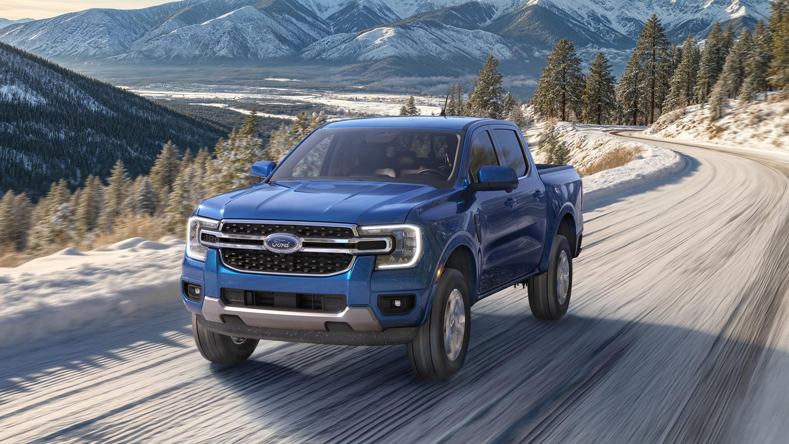 Un modèle Ford Ranger® Lariat® 2026 avec l’ensemble d’accents chromés conduit sur une route enneigée