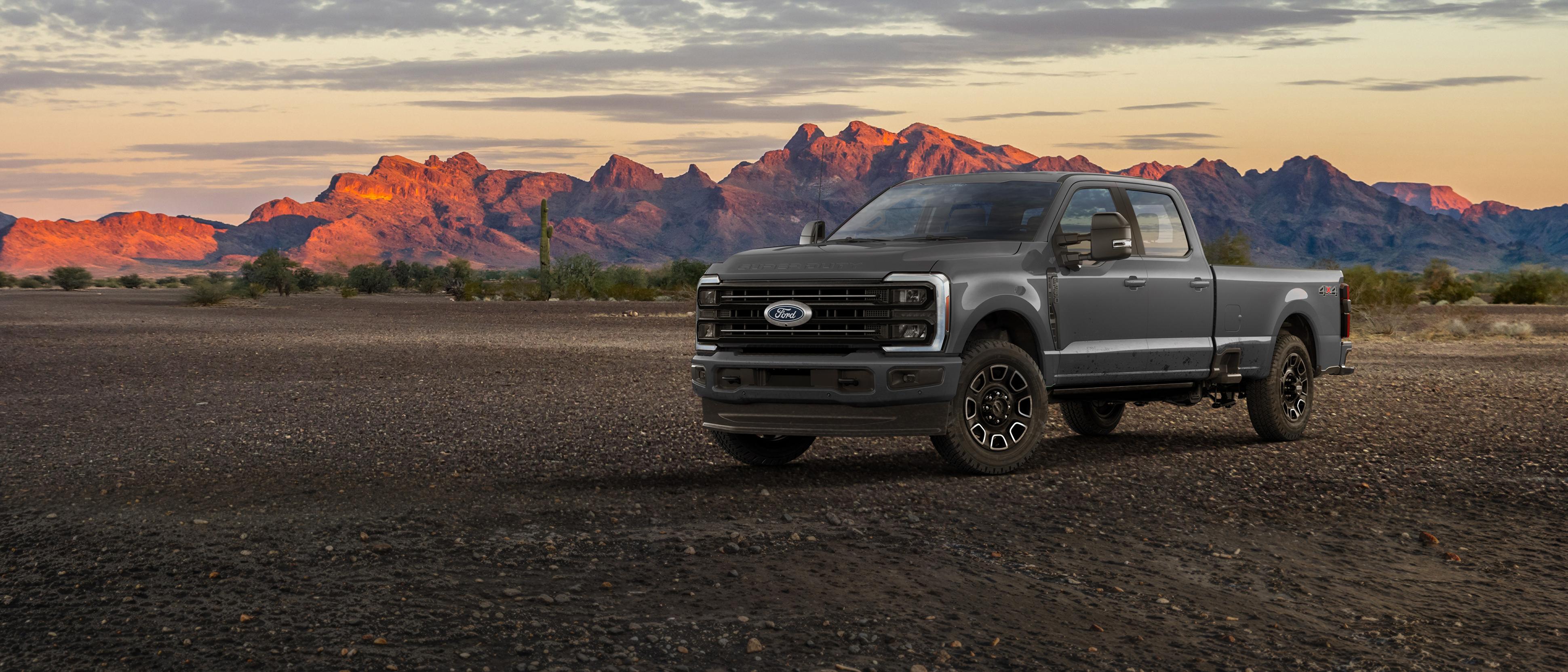 Camion Ford Super Duty® F-350® Platinum® 2027 stationné sur une route de terre dans les montagnes