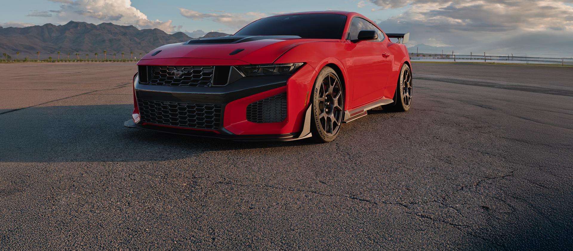 Une Mustang Dark Horse® SC 2026 avec forfait de piste disponible et équipement en option dans un stationnement.