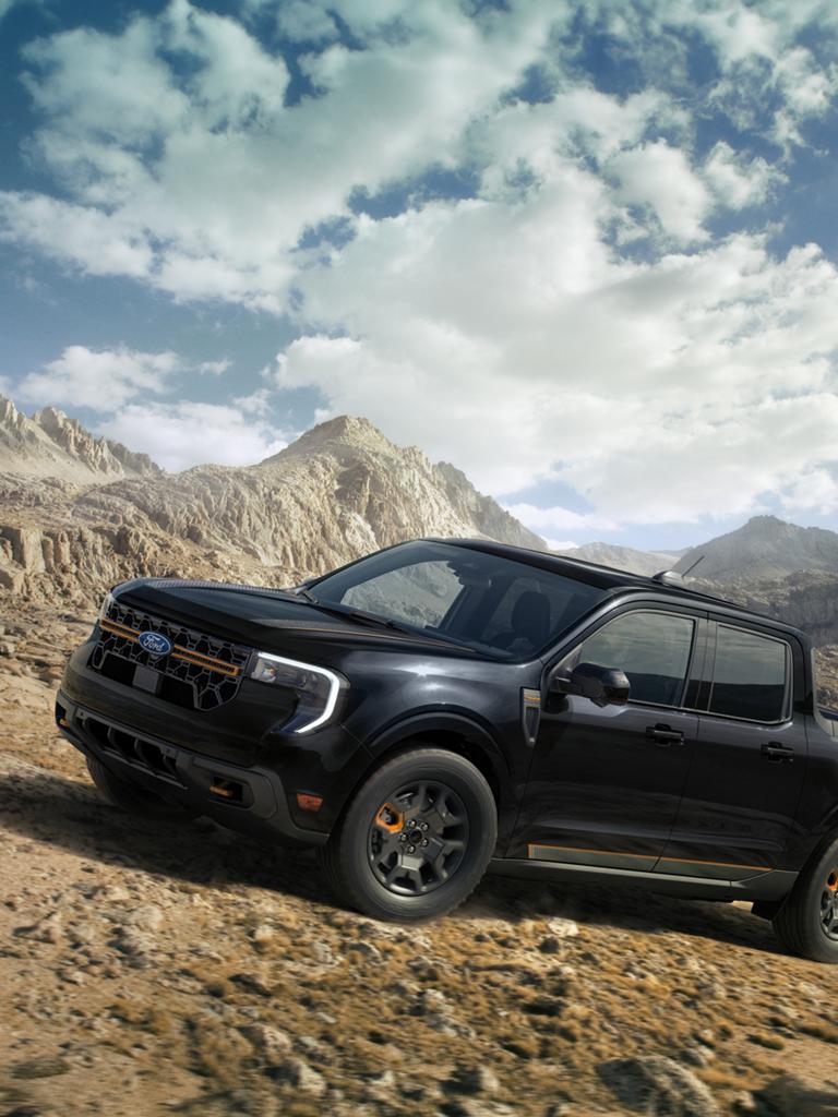 Ford Maverick® Tremor® 2026 circulant sur une colline rocheuse