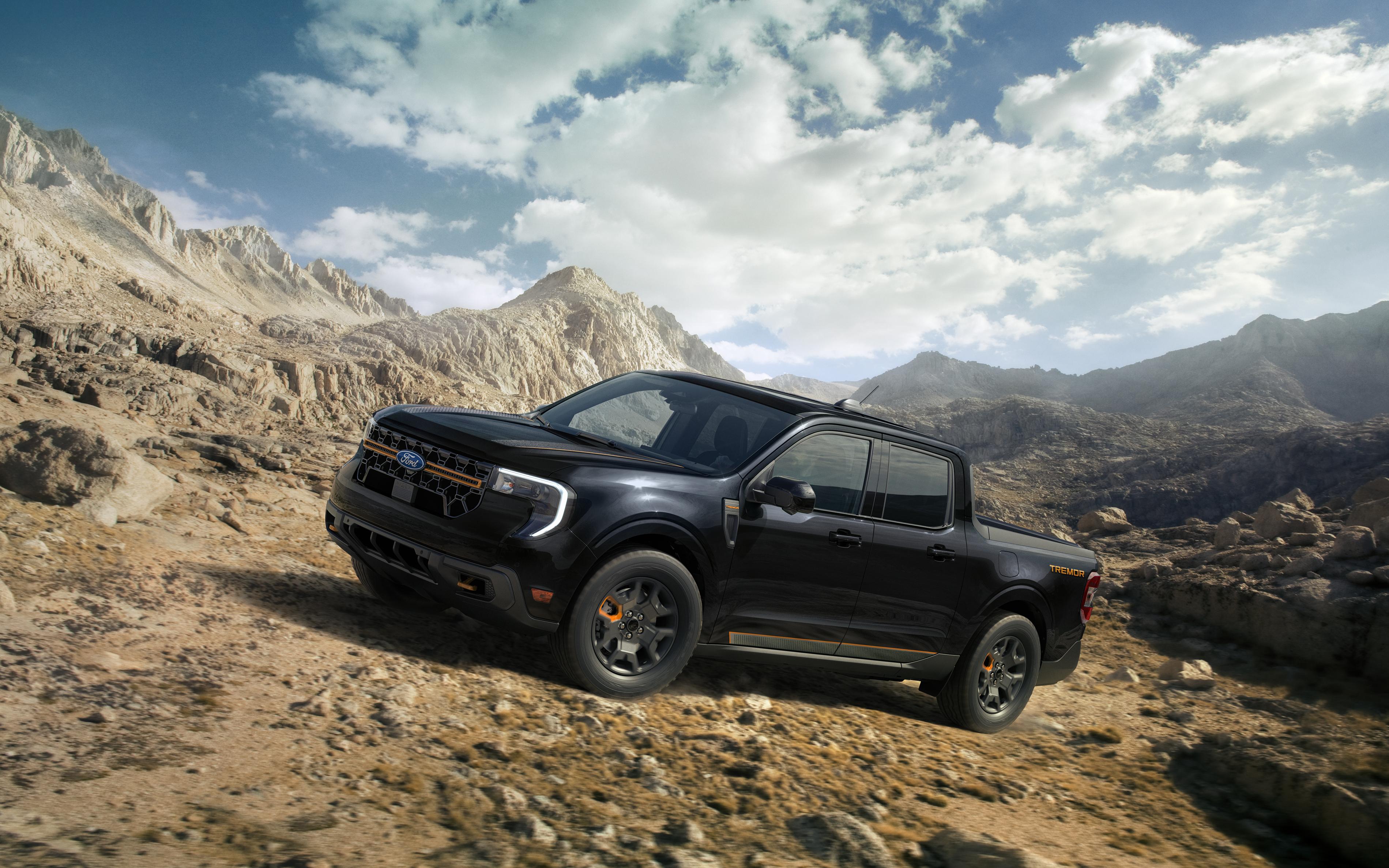 Modèle Ford Maverick® Tremor® 2026 conduit sur un versant rocheux