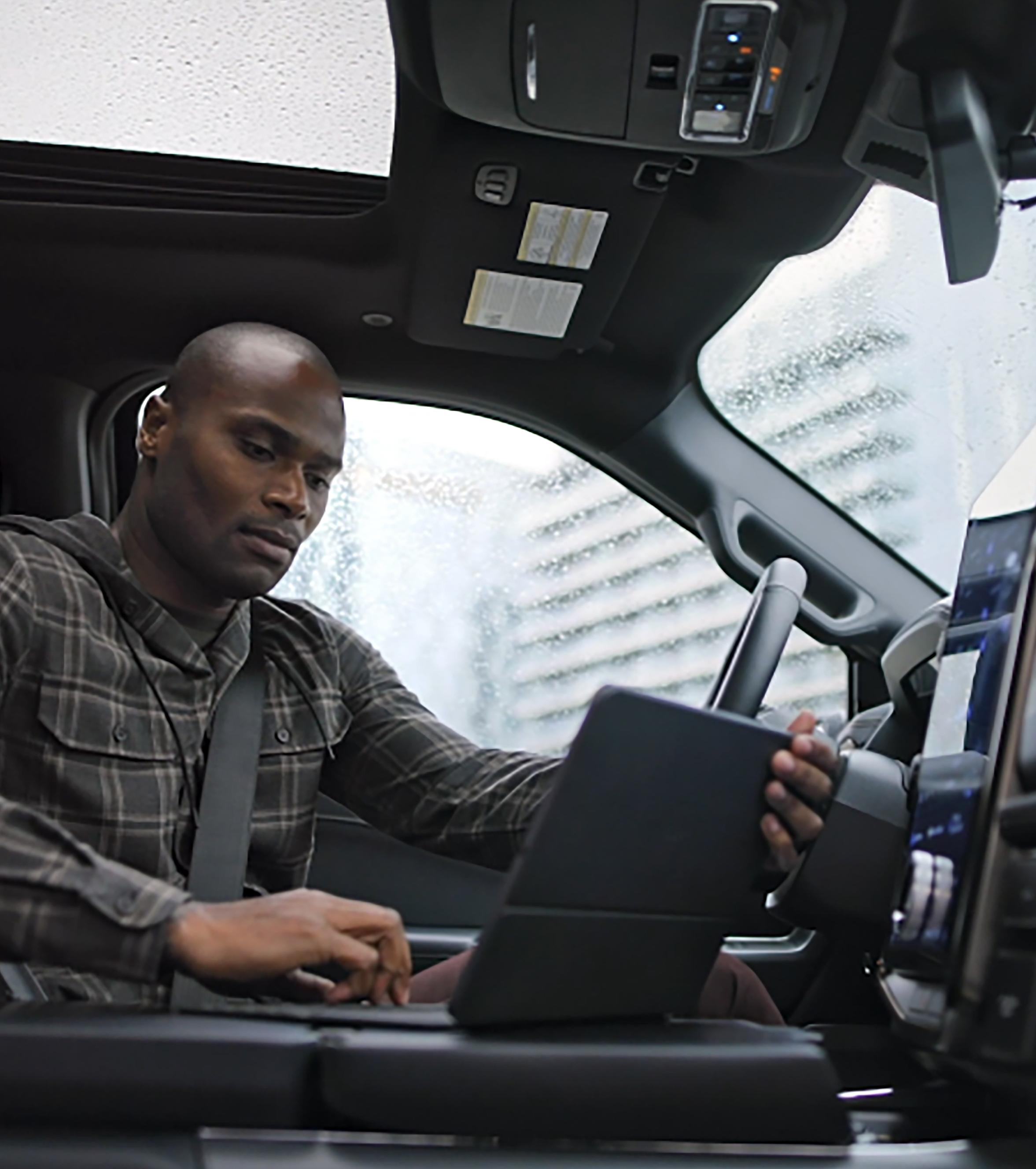 L’intérieur du F-150 Lightning 2025 présente la surface de travail intérieure