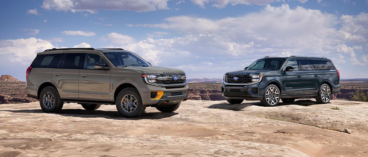 Un Ford Expedition® Tremor® 2027 et un modèle Expedition Platinum™ stationnés sur un affleurement rocheux