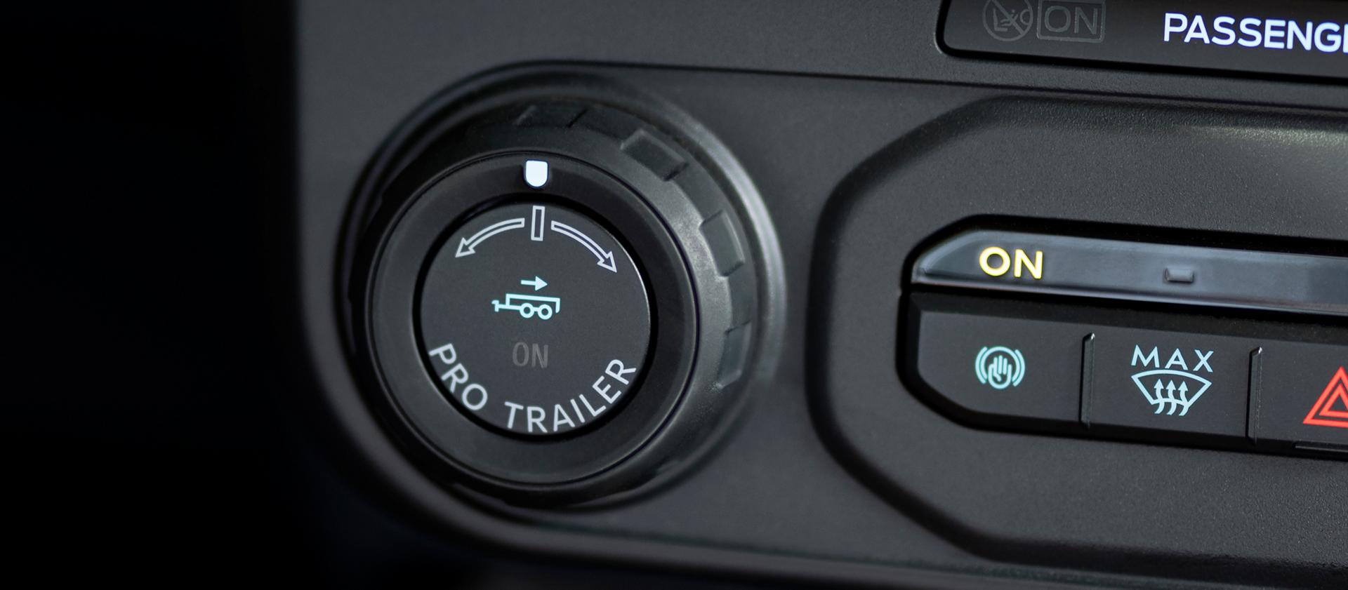 Gros plan du bouton Pro Trailer Hitch Assistance® d’une camionnette Ford Maverick® 2026