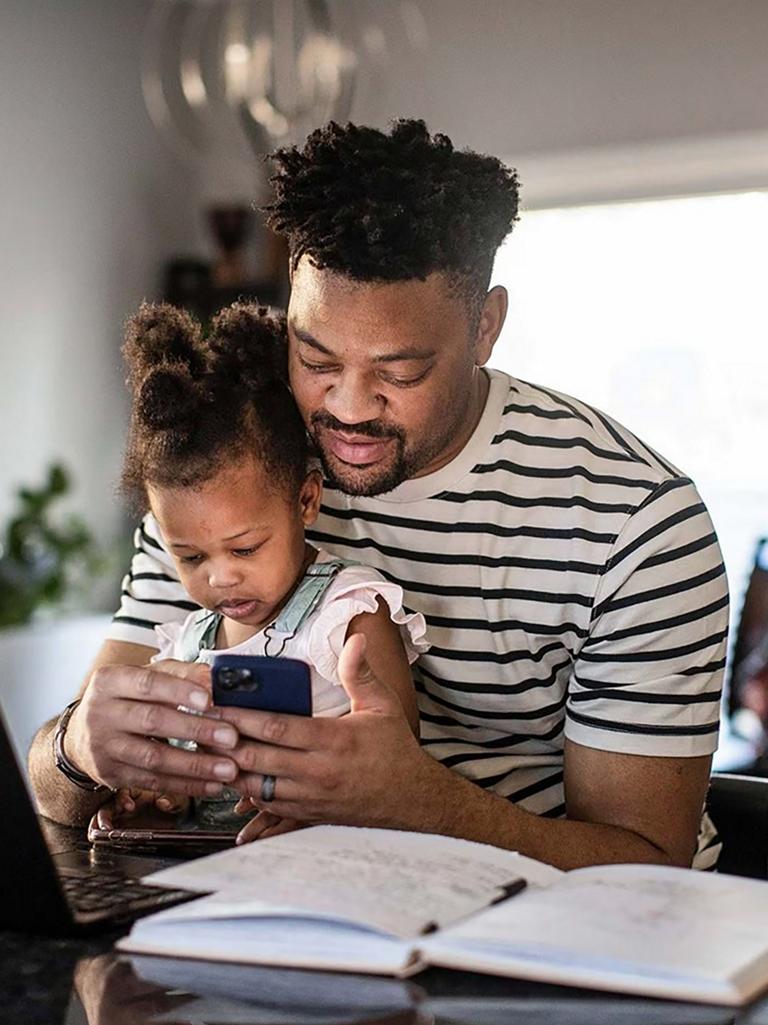 Une famille regardant un téléphone mobile