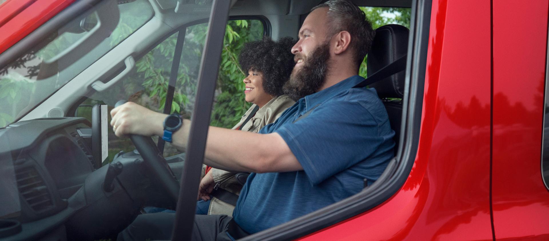 Gros plan sur deux personnes circulant dans une fourgonnette Ford Transit® 2026