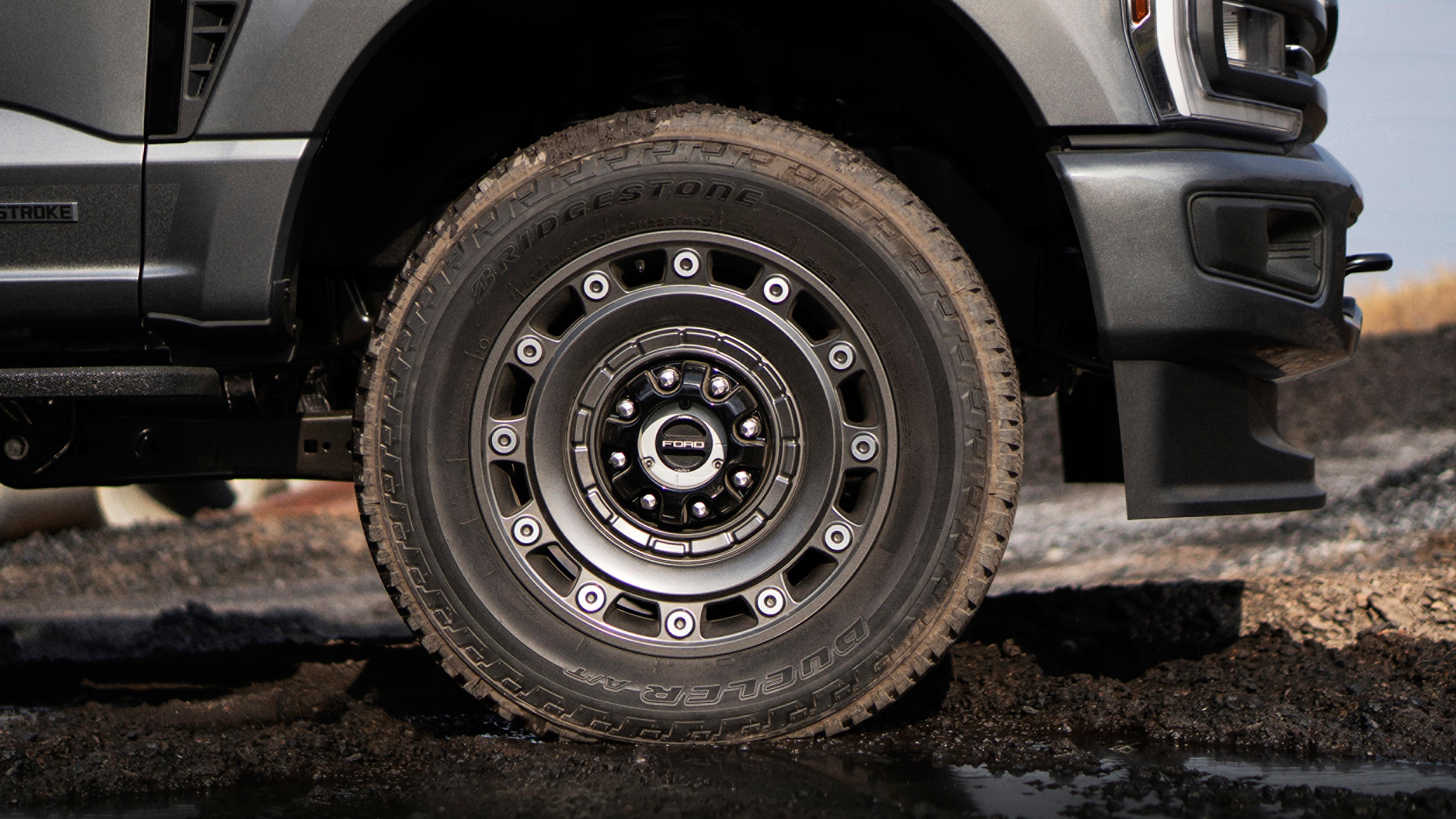 Gros plan sur la jante du modèle Ford Super Duty® F-350® XLT 2027 équipé de l'ensemble Super Duty Carhartt®