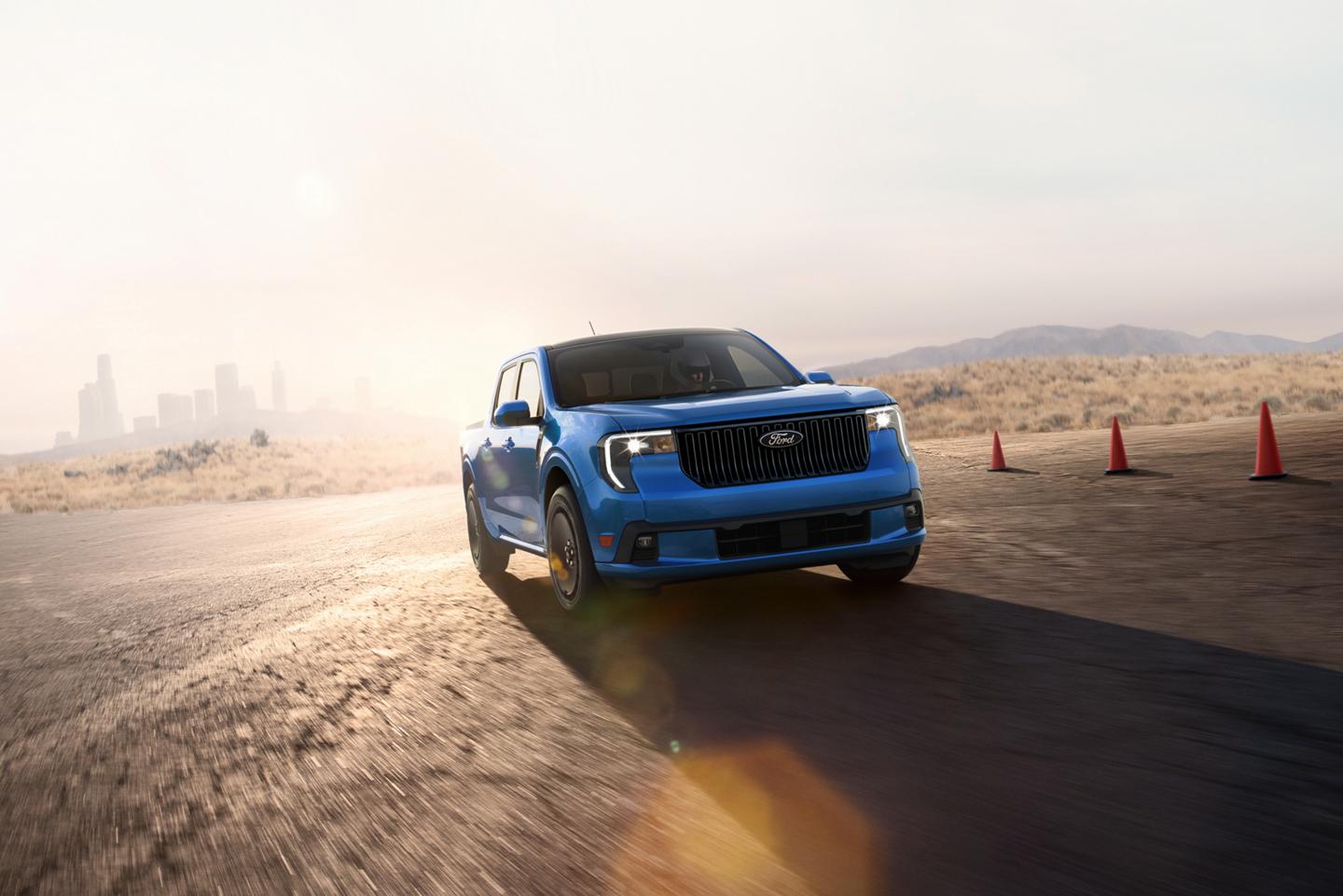 Modèle Ford Maverick Lobo™ 2026 conduit sur un circuit fermé au crépuscule