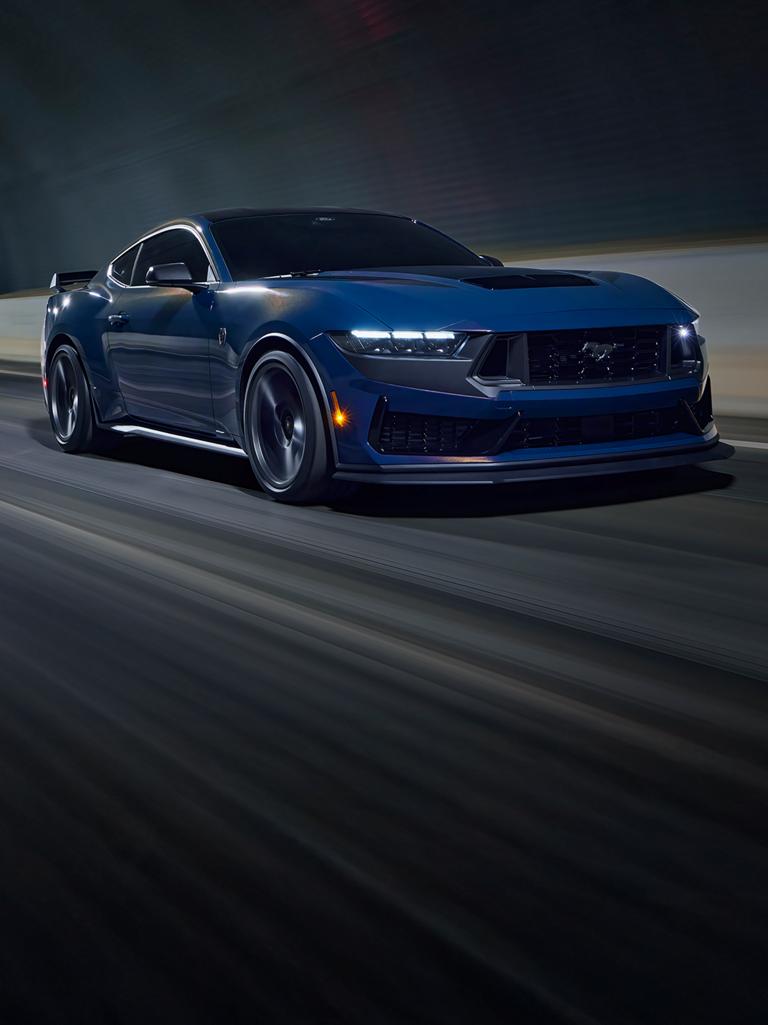 Ford Mustang Dark Horse® Coupé 2026 qui conduit dans un tunnel
