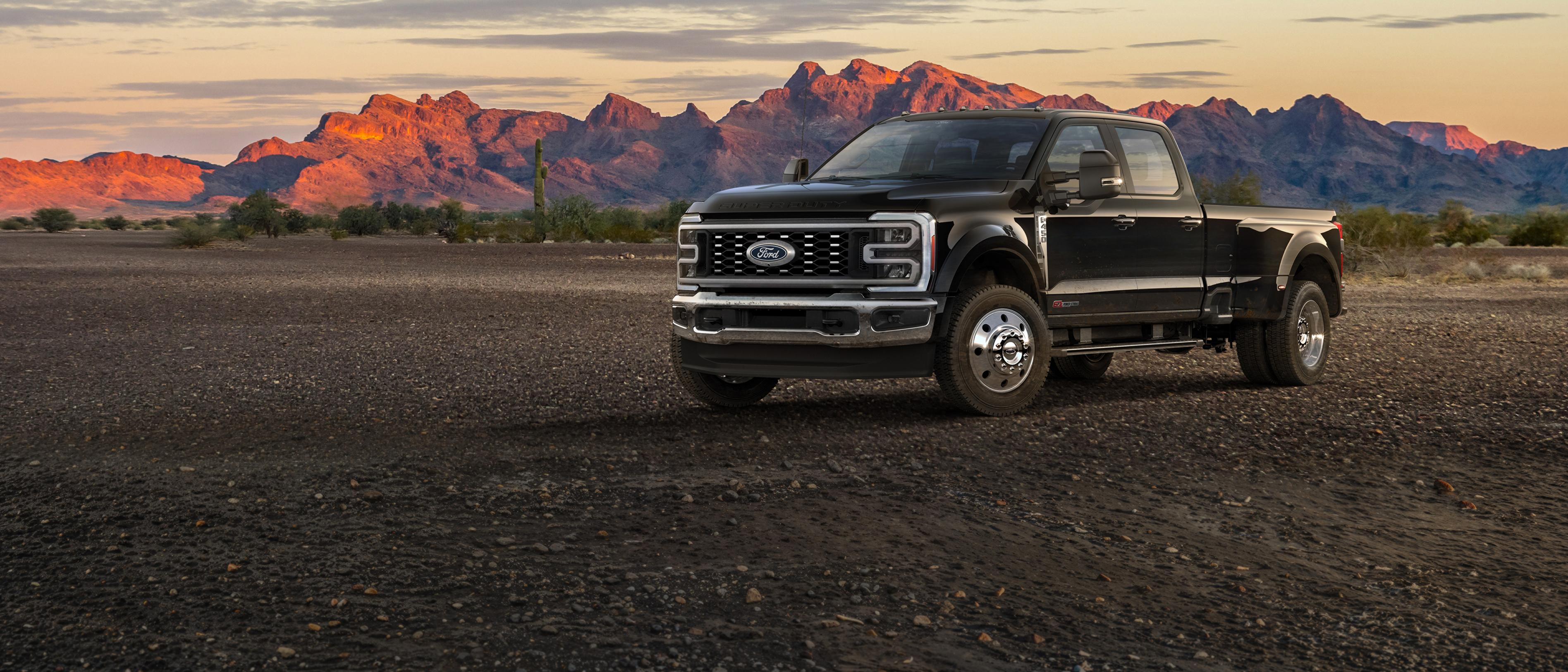 Camion Ford Super Duty® F-450® Lariat® 2027 stationné sur une route de terre dans les montagnes