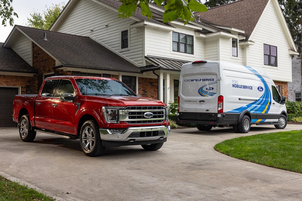 Un véhicule du service d’entretien mobile Ford est stationné devant une maison.