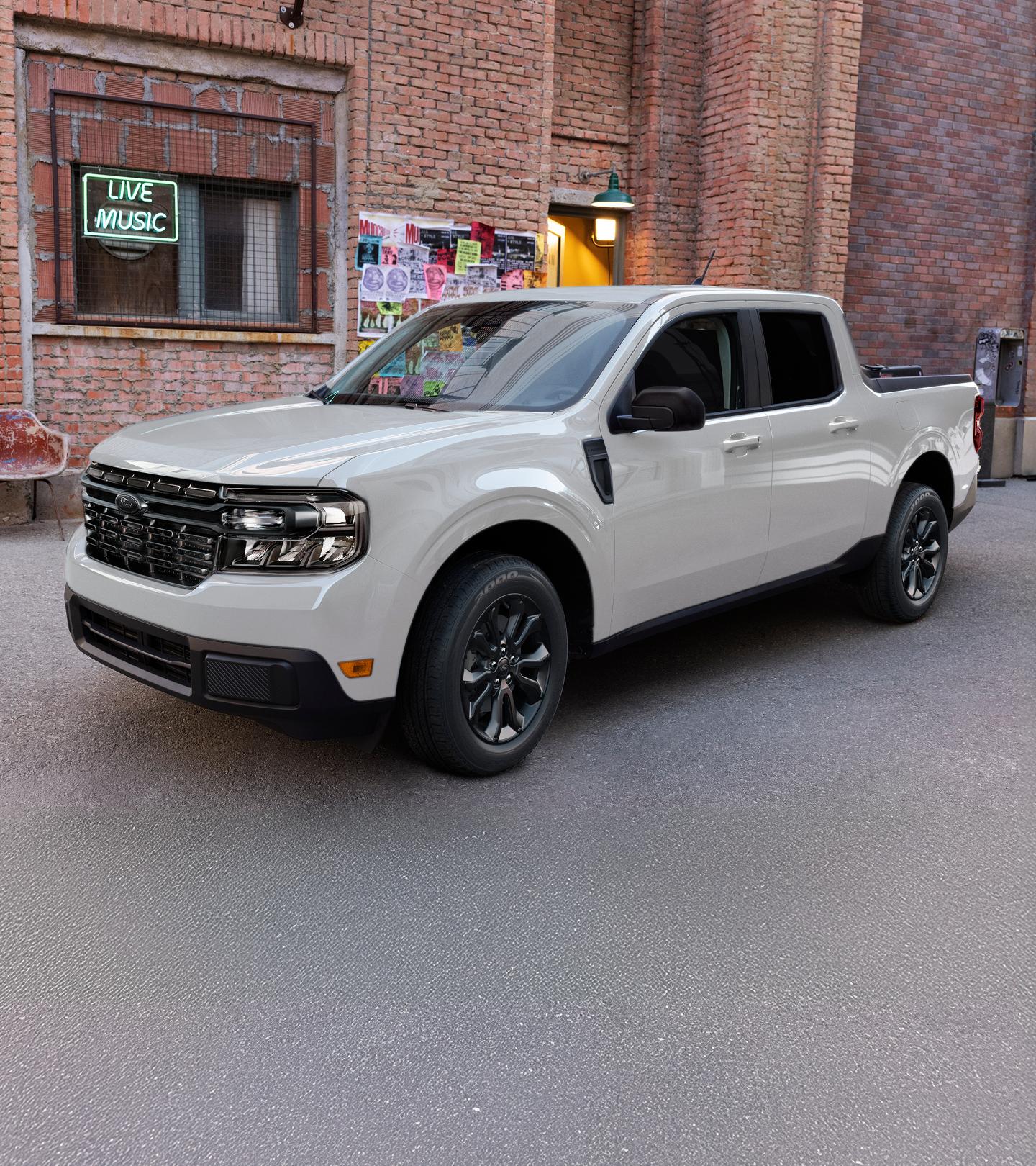Un Ford Maverick® garé devant un petit magasin de musique