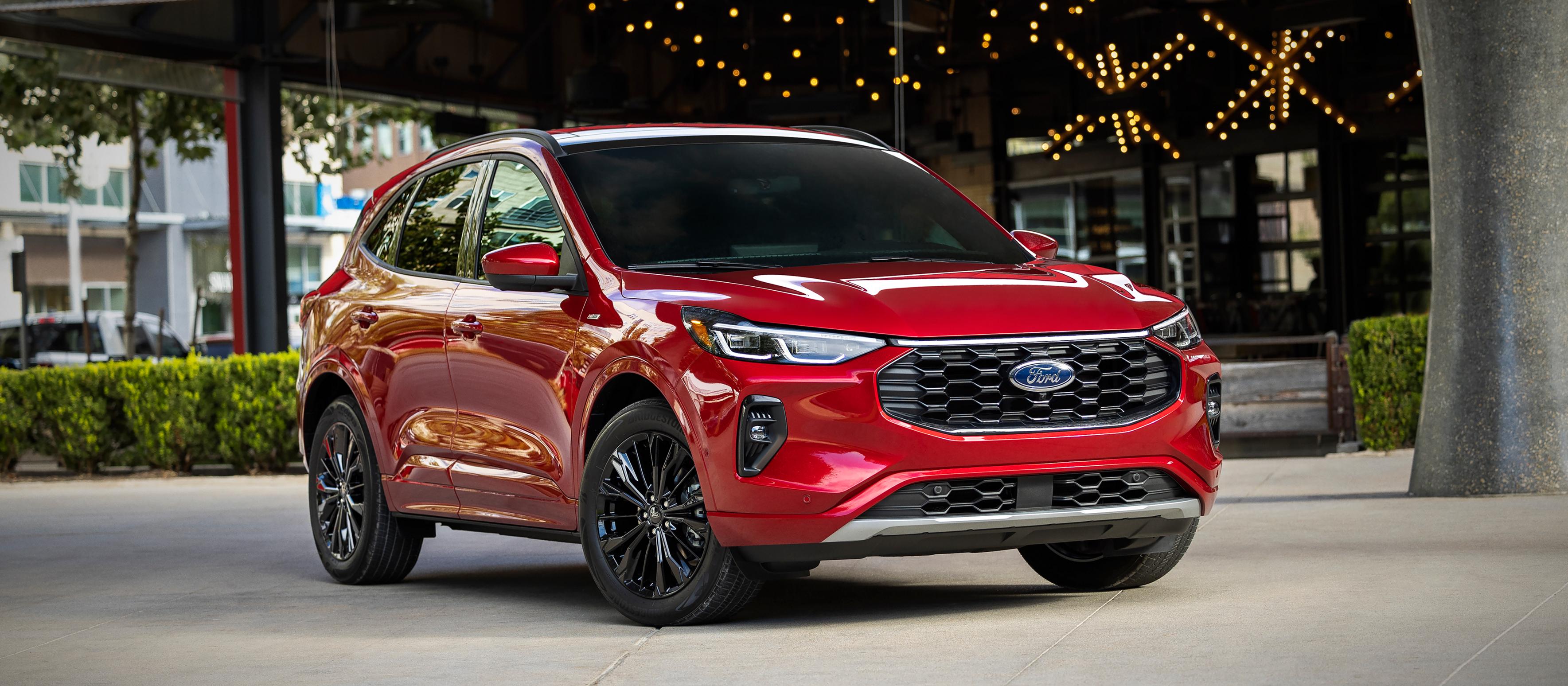 VUS Ford Escape® 2026 stationné devant un magasin