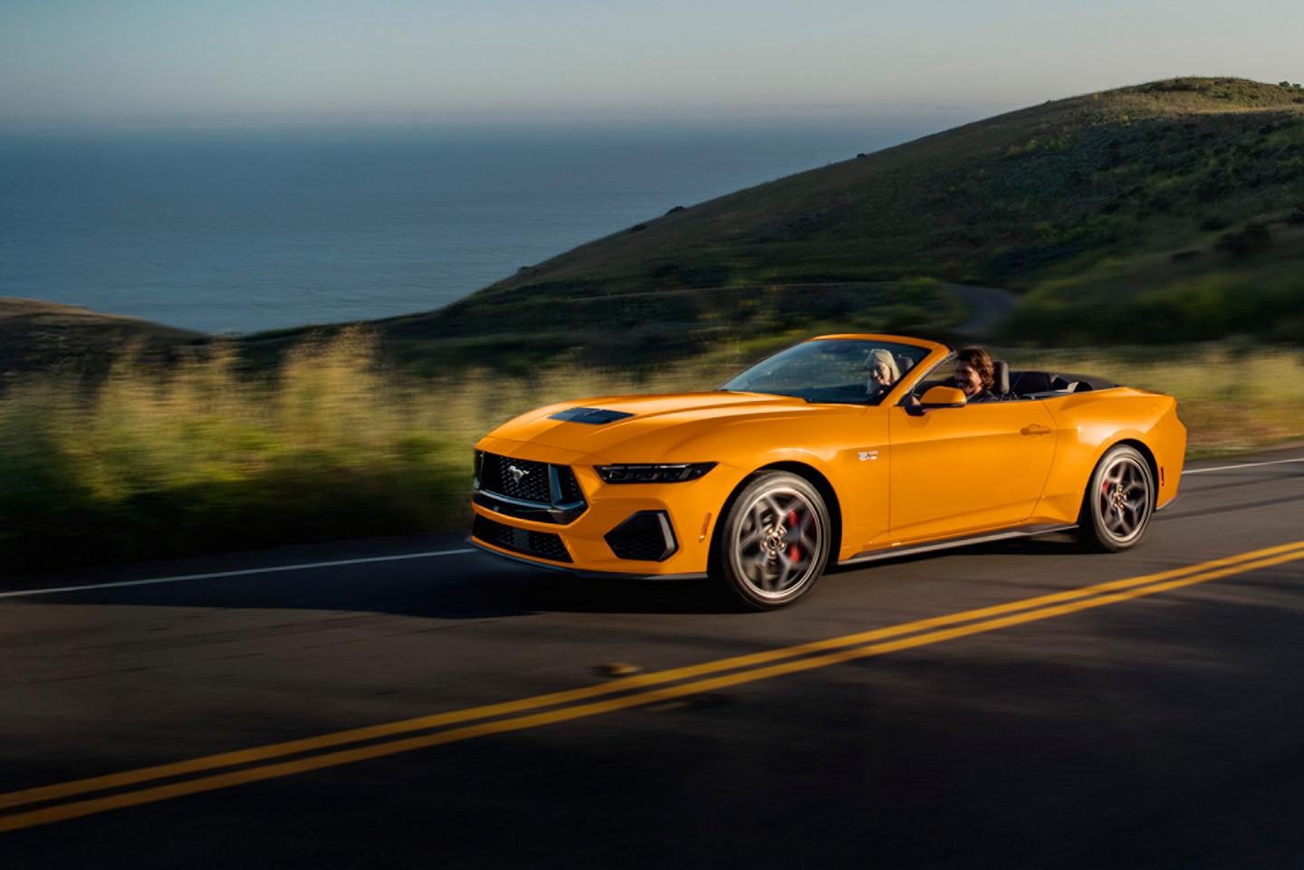 Une Ford Mustang® GT Premium décapotable 2026 roulant sur une autoroute.