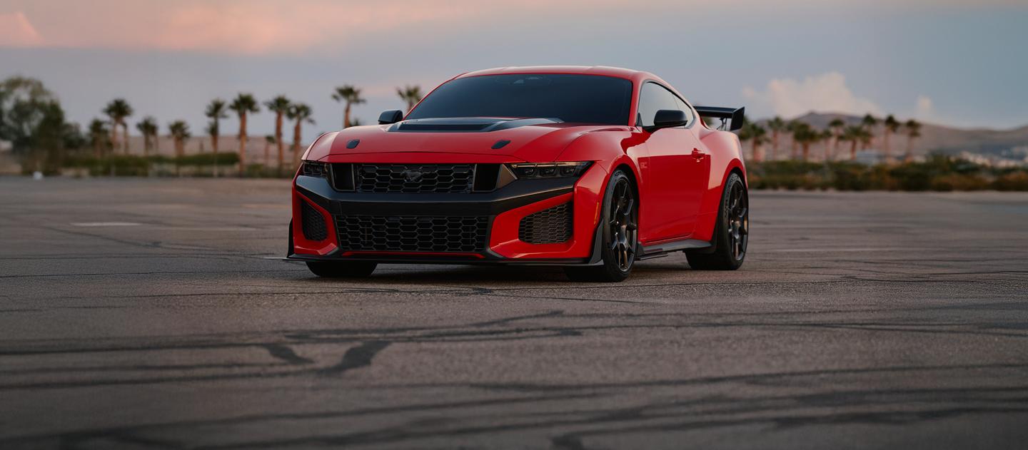 Une Ford Mustang Dark Horse® SC 2026 avec l'ensemble piste et des équipements en option garée sur un terrain de stationnement.