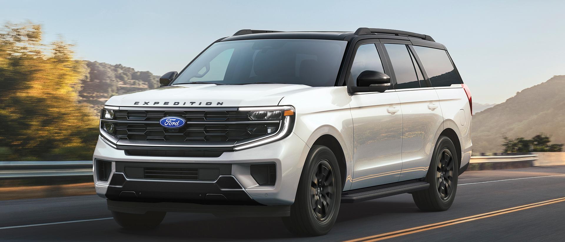 Un VUS Ford Expedition® Platinum™ 2027 circulant sur une rue
