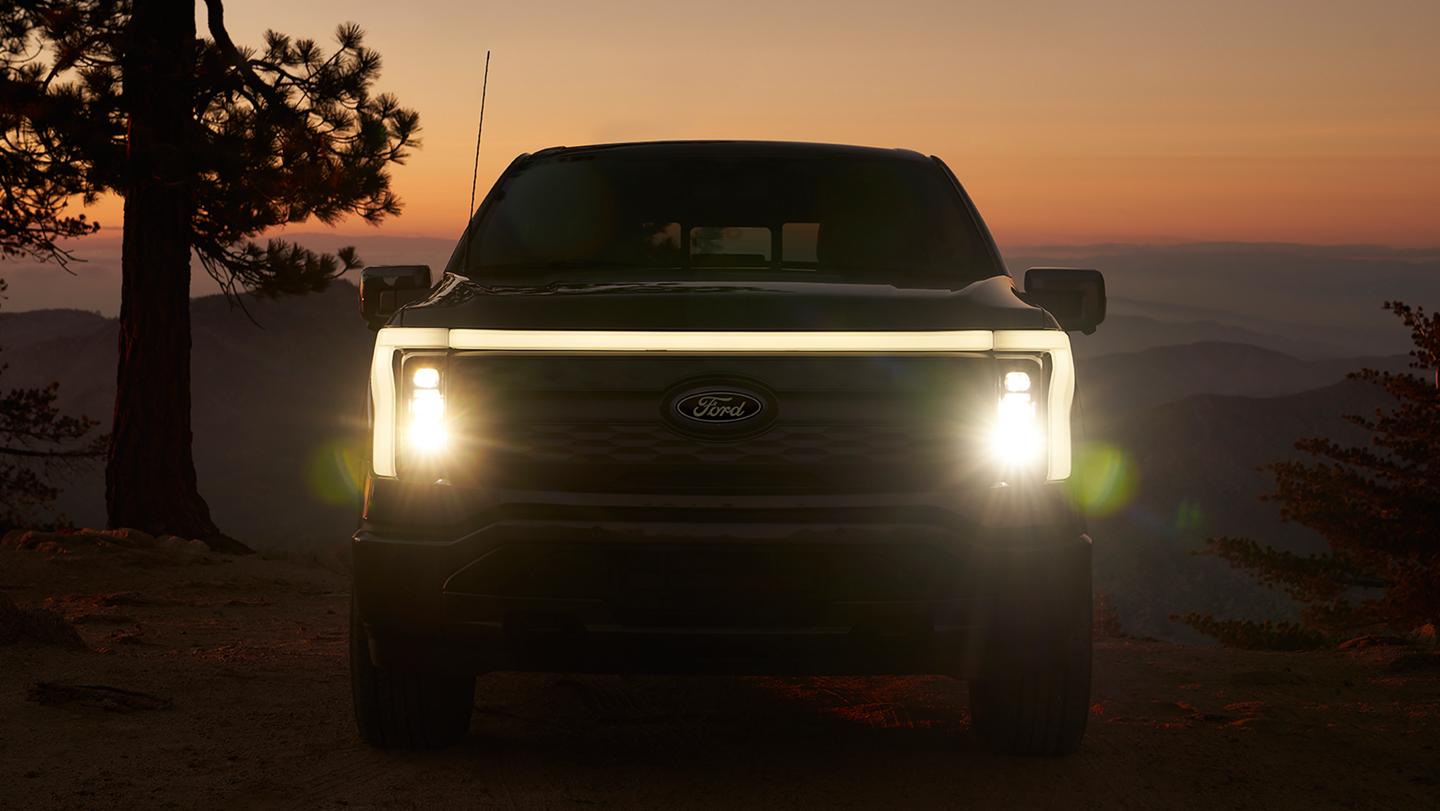 Le carénage avant d’un camion Ford F-150® Lightning® 2025 illustrant la barre lumineuse exclusive à l’avant
