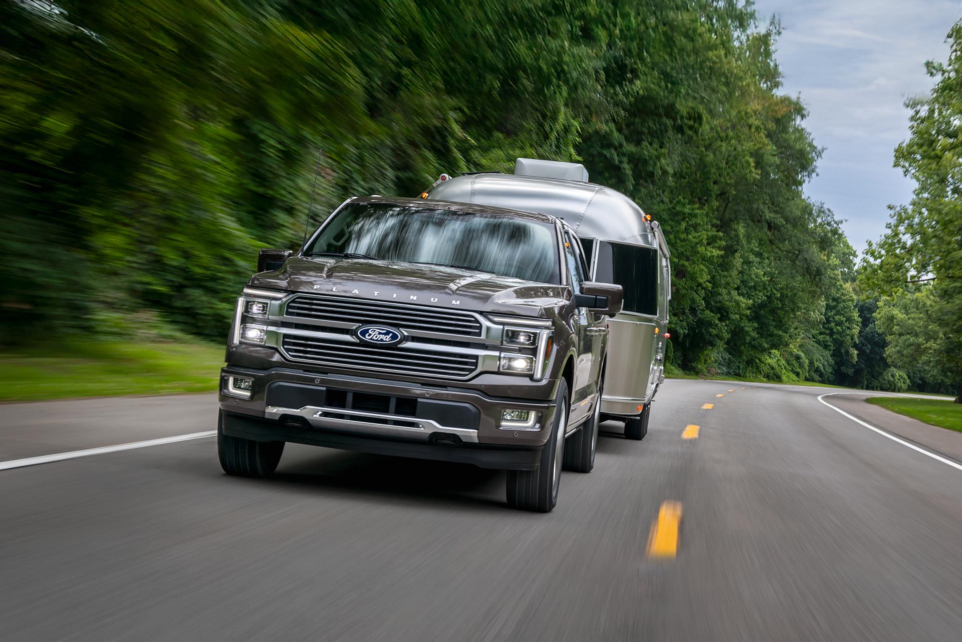 Camion Ford F-150® Platinum® 2026 en gris marais tirant une caravane