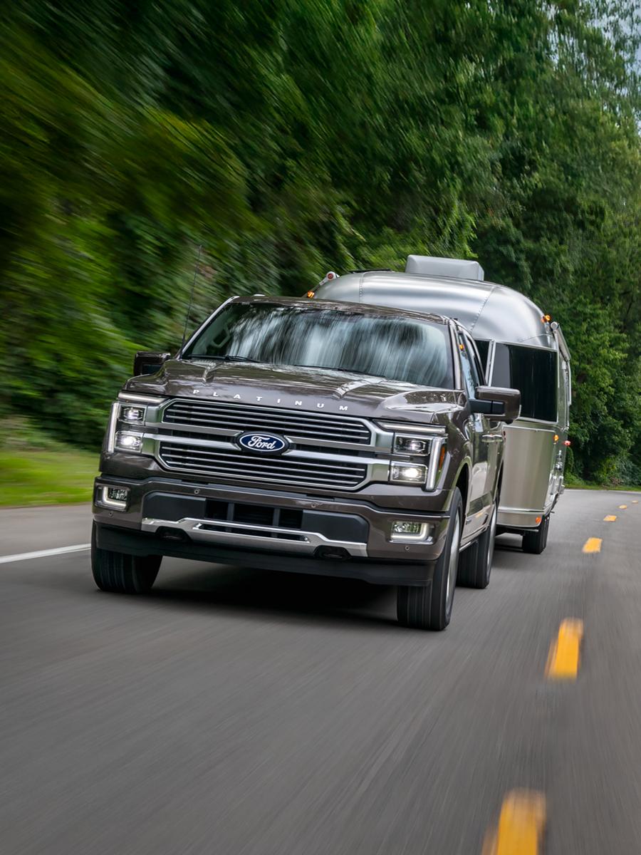 Camion Ford F-150® Platinum® 2026 en gris marais tirant une caravane