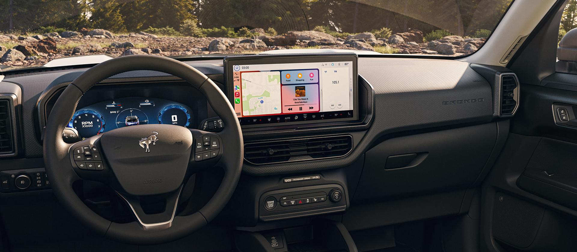 Intérieur du VUS Ford Bronco Sport® 2026 mettant en évidence le volant et l’écran central avec SYNC® 4 avec compatibilité Apple CarPlay illustré