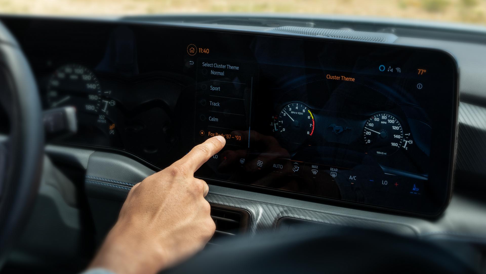 Personne utilisant l’écran tactile de la Ford Mustang® 2025