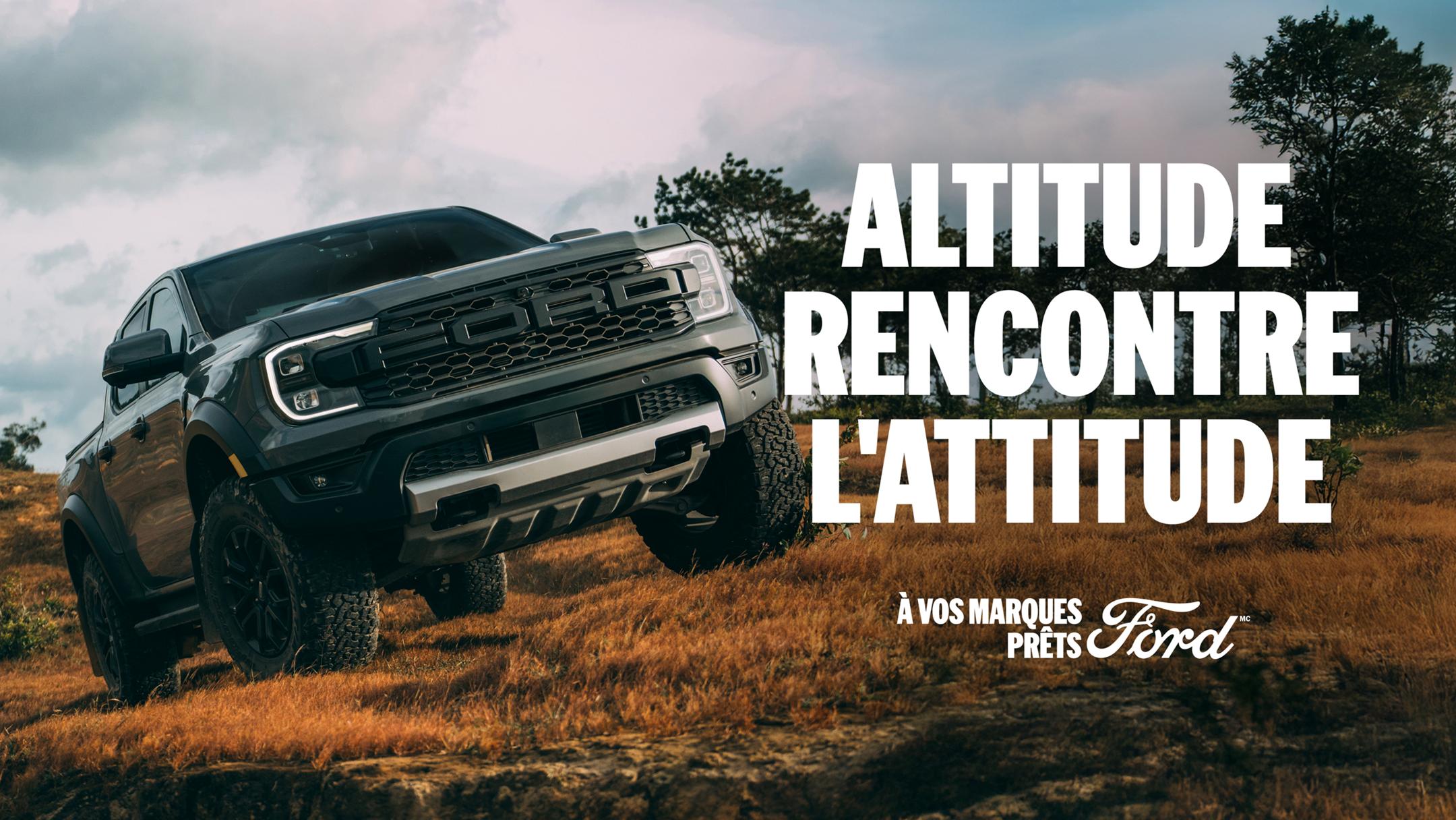 Vue avant trois quarts d’un Ford Ranger Raptor gris hors route à travers un champ ouvert. Le texte blanc « L’altitude rencontre l’attitude » apparaît à droite du Ranger. Dans le coin inférieur droit s’affiche le texte blanc « Prêt, partez, Ford ».