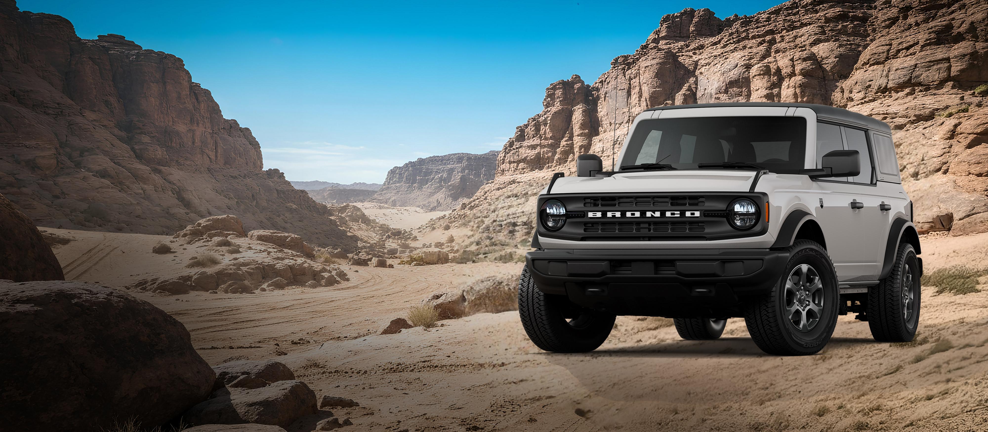 Un modèle Ford Bronco® Big Bend 2026 présenté en gris avalanche stationné sur une étendue rocheuse