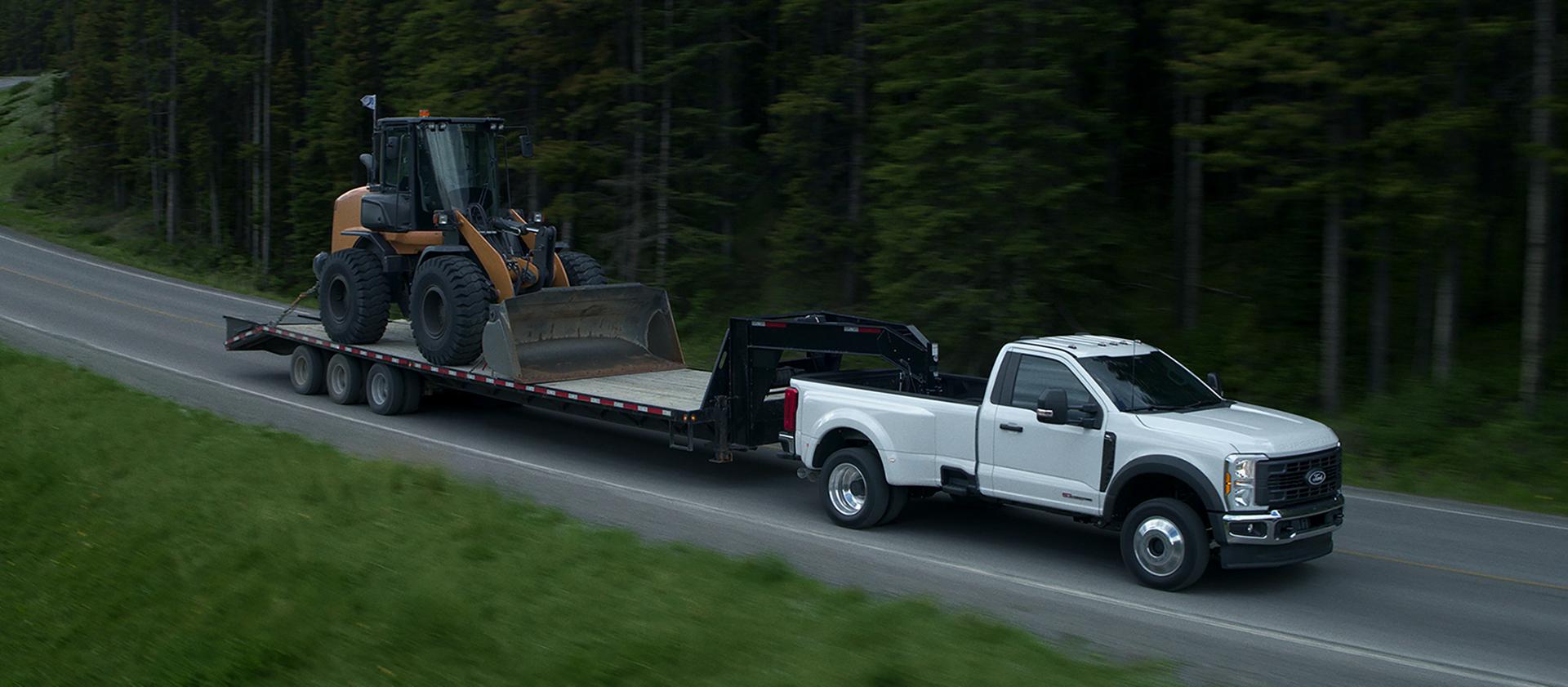 Camion Ford Super Duty® 2027 tirant une grande caravane sur une route de montagne