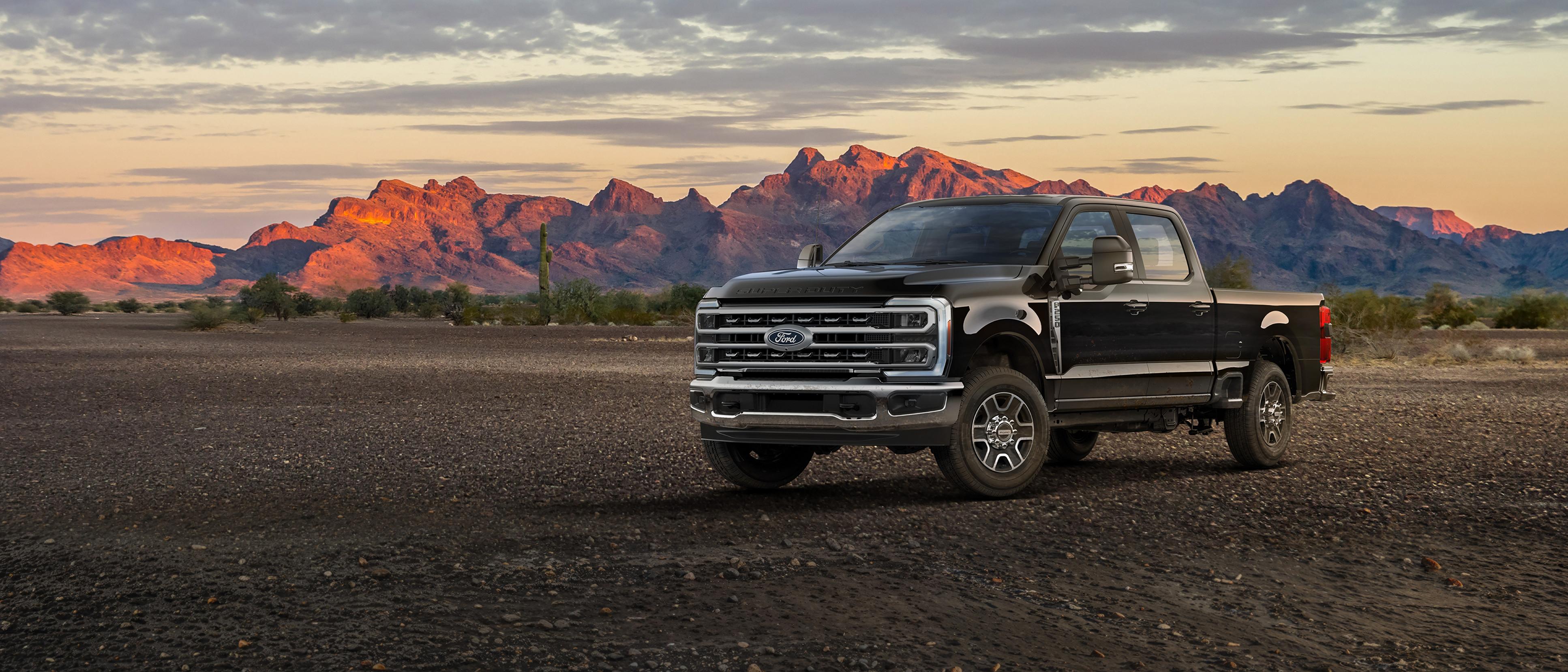 Camion Ford Super Duty® F-250® Lariat® 2027 stationné sur une route de terre dans les montagnes