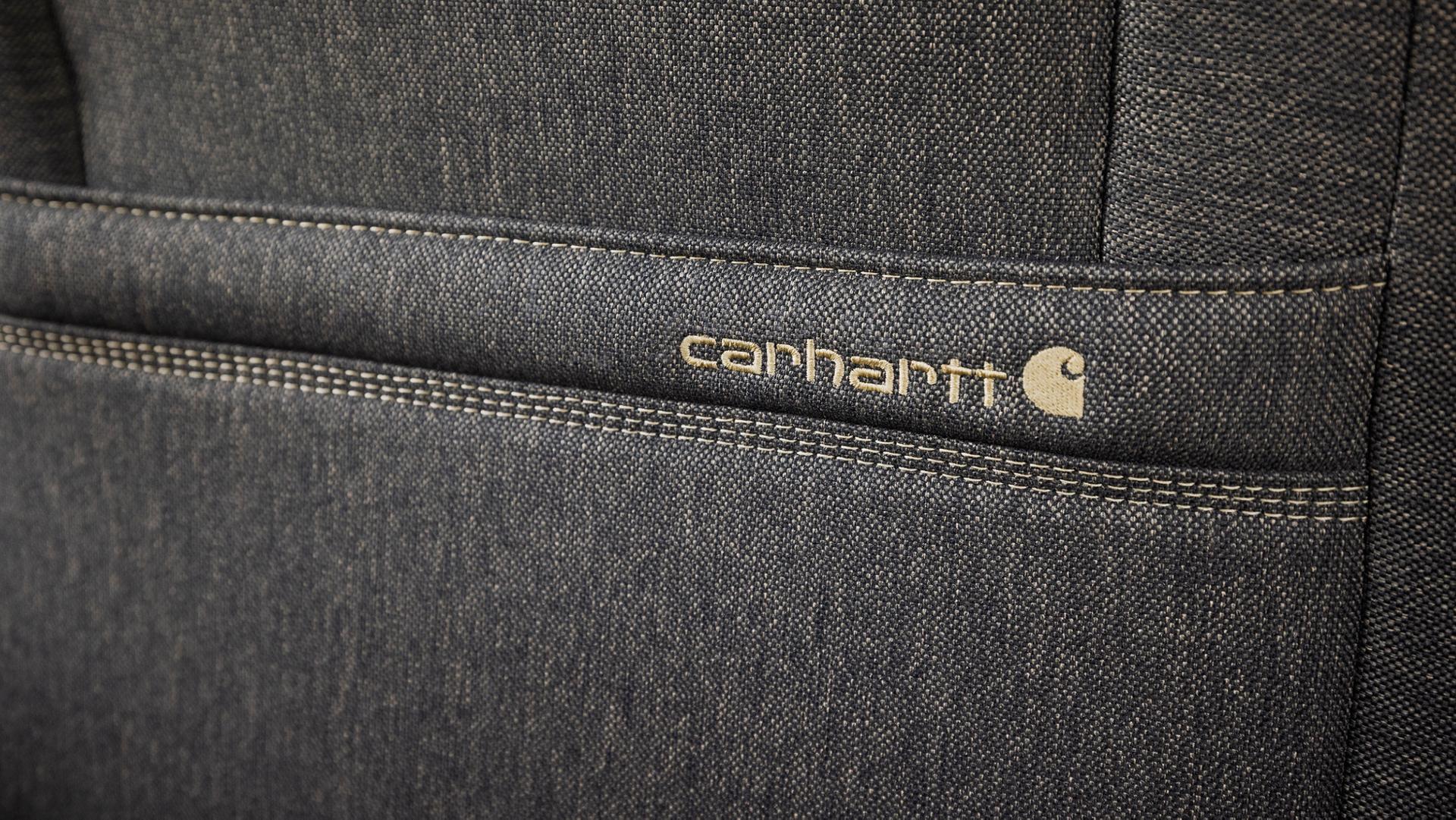 Gros plan sur le logo Carhartt® apposé sur le siège d’un Ford F-150® XLT 2027 doté de l’ensemble Carhartt®