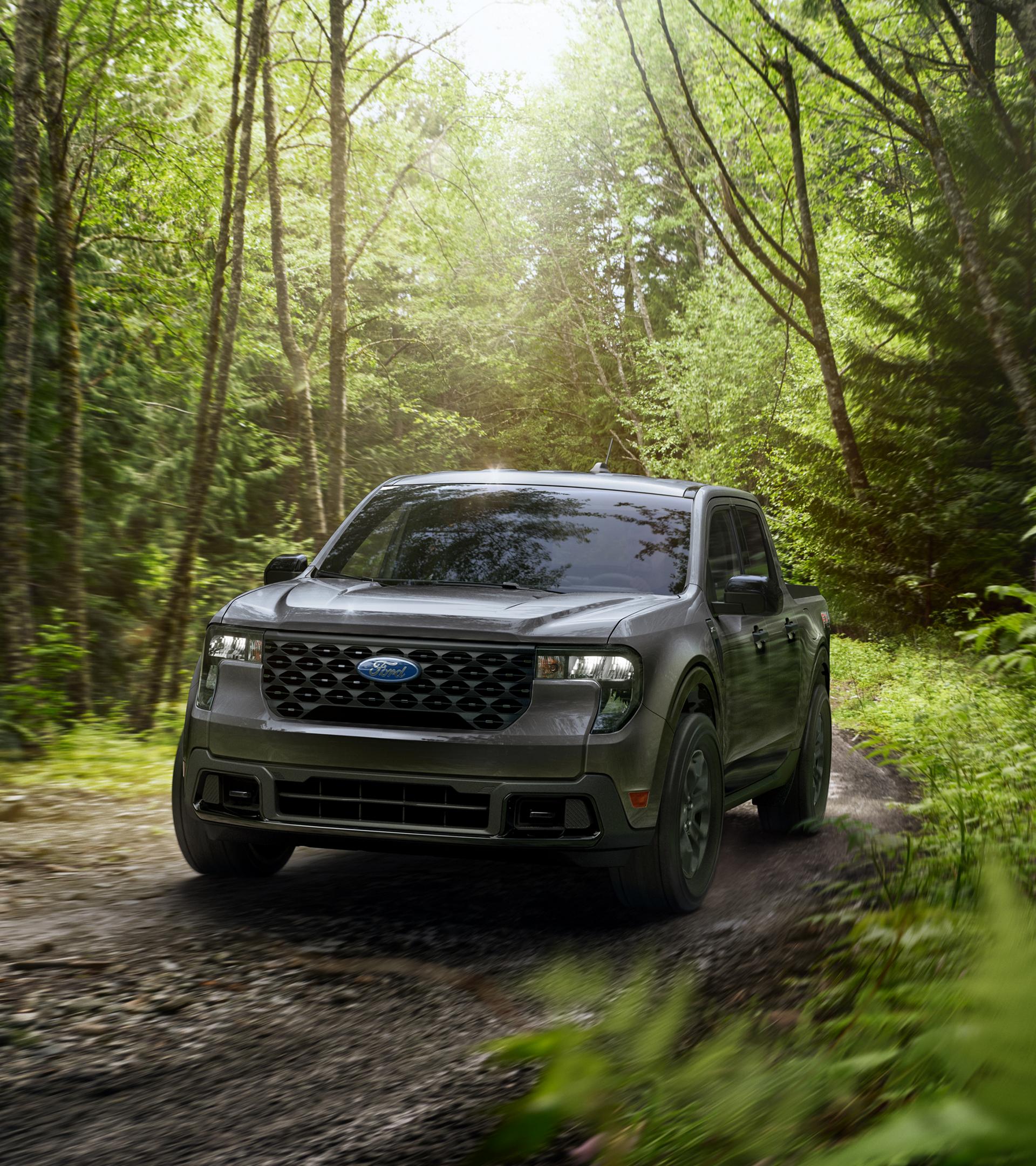 Un Ford Maverick® 2026 avec l’ensemble hors route du modèle FX4® roulant dans une forêt
