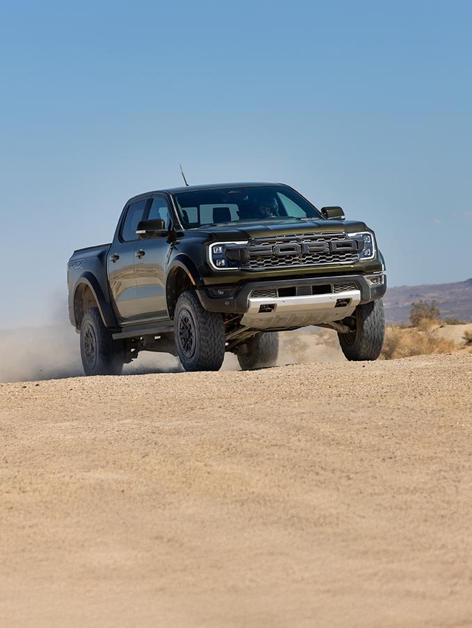 Ranger Raptor montant une colline accidentée.