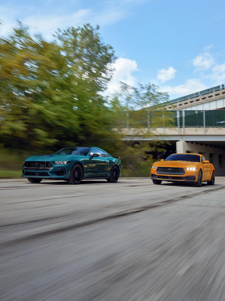Une Ford Mustang® GT Coupé 2026 et une Mustang® EcoBoost® Coupé circulant sur une autoroute