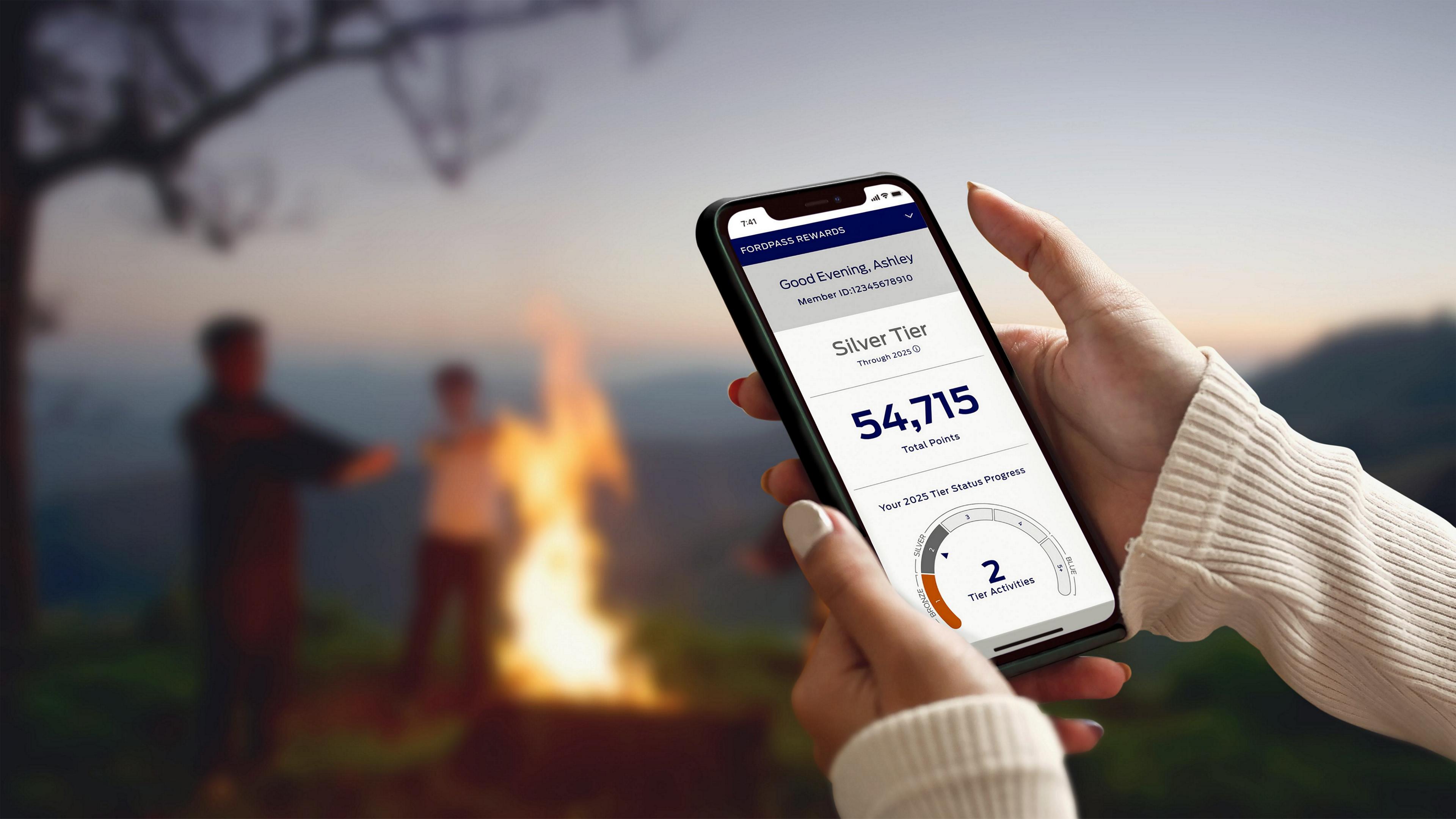 Gros plan d’un téléphone intelligent affichant l’interface des récompenses Ford