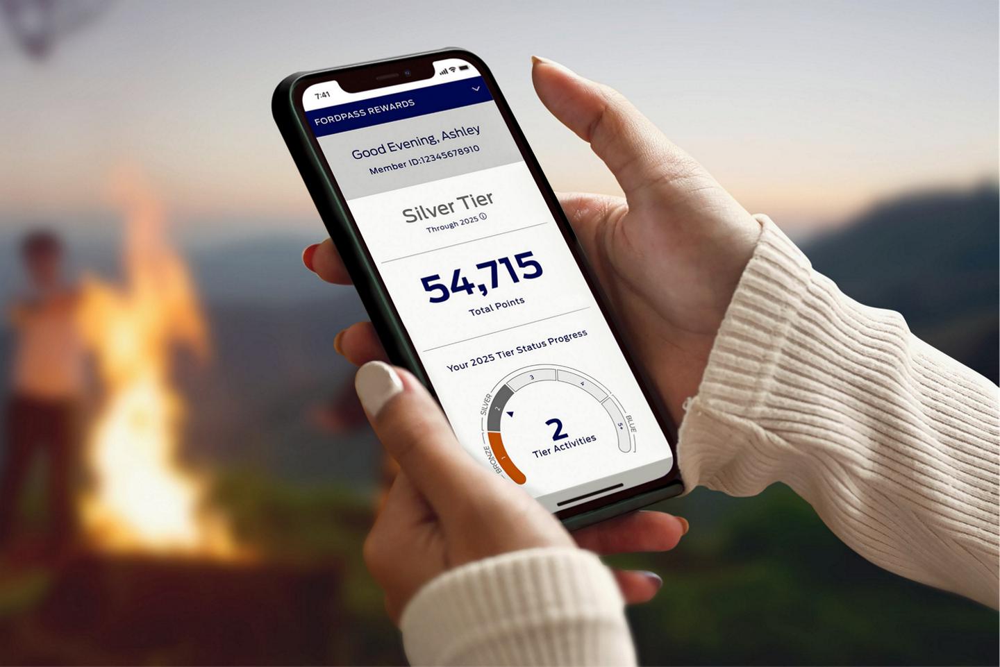 Gros plan d’un téléphone intelligent affichant l’interface des récompenses Ford