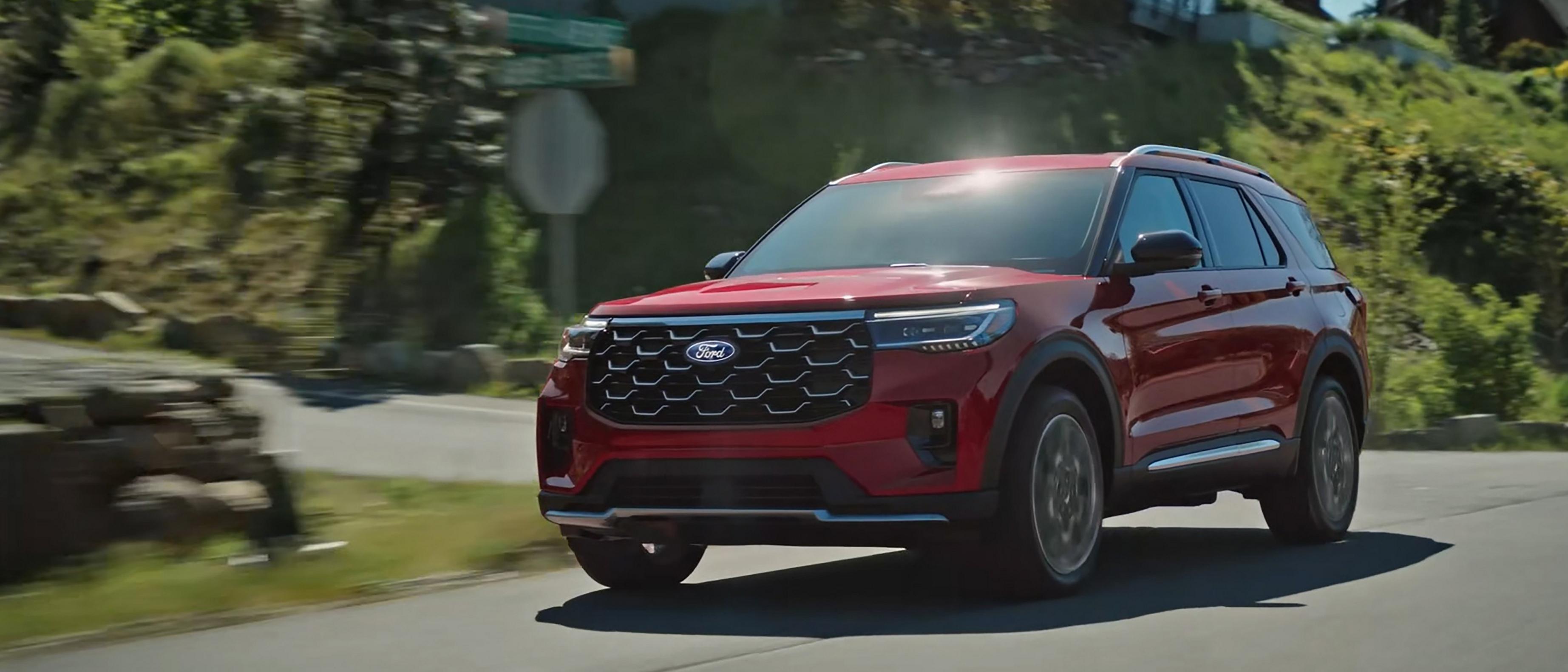 Un VUS Ford Explorer® Platinum™ 2027 circulant sur une rue de banlieue