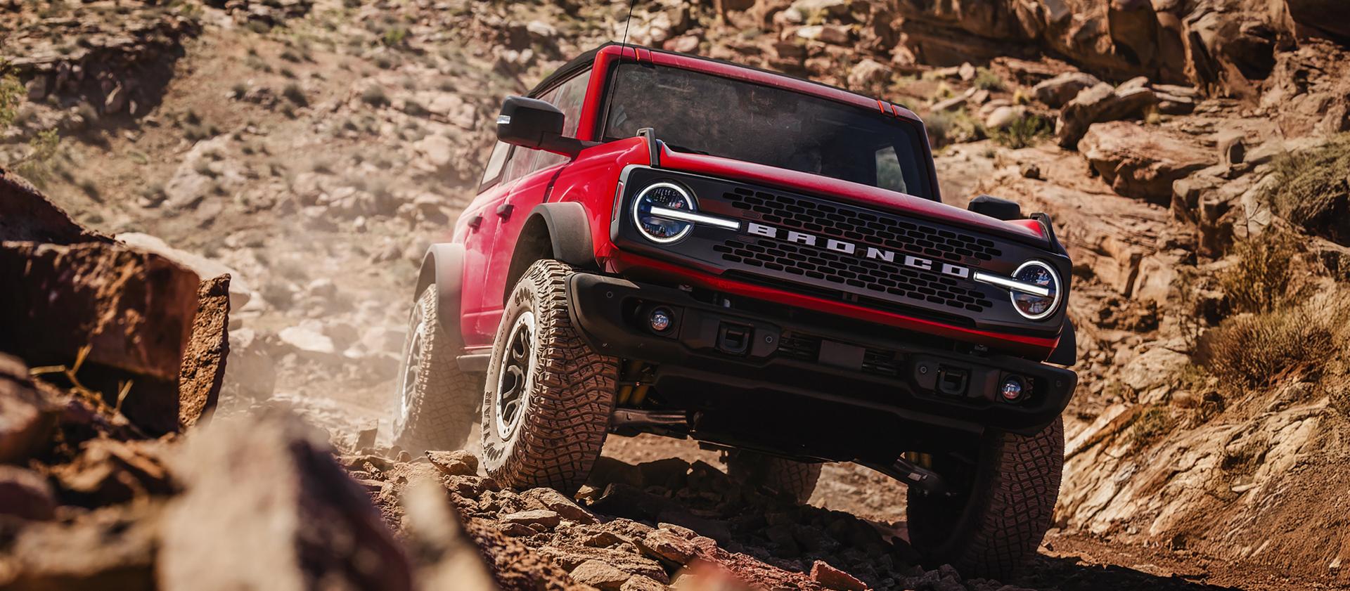 Un VUS Ford Bronco® 2026 descendant une colline boueuse