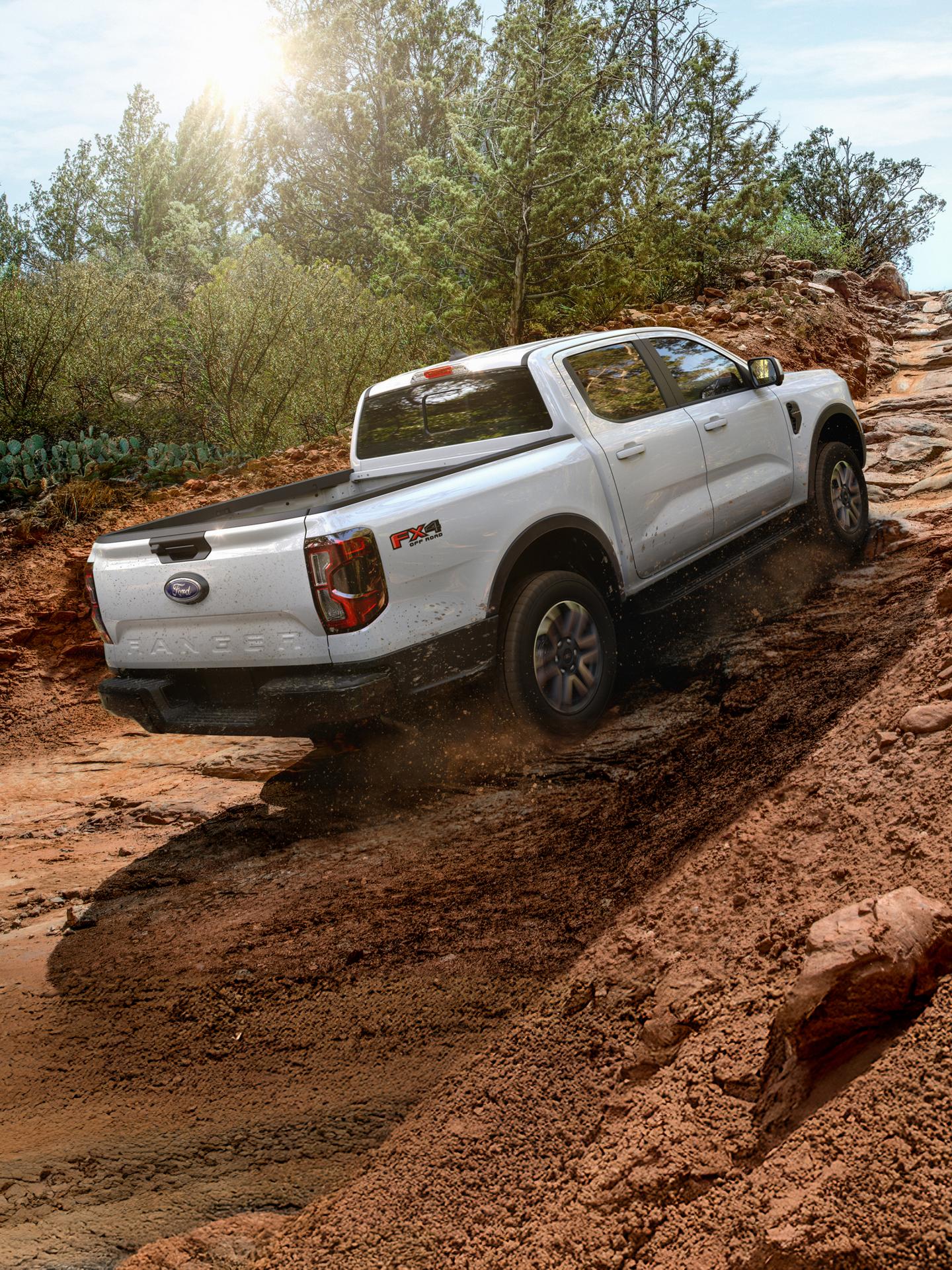 Modèle Ford Ranger® Lariat® 2026 avec ensemble hors route FX4® circulant sur une pente abrupte