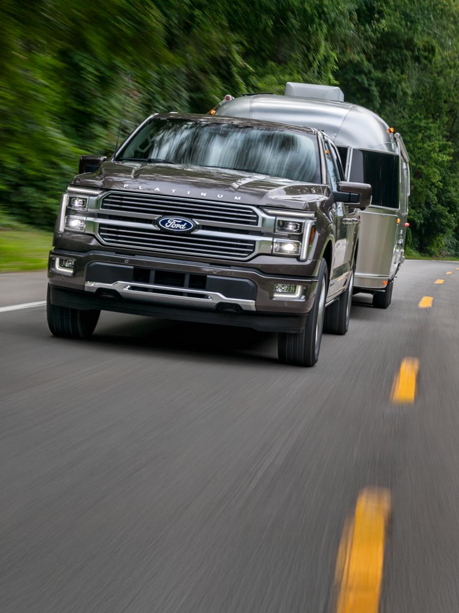 Un F-150 remorquant un VR sur l’autoroute.