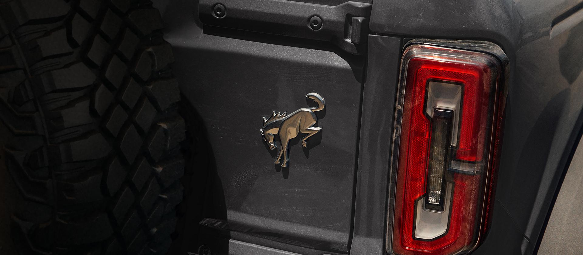 L’insigne Bucking Bronco à l’arrière d’un VUS Ford Bronco® 2026