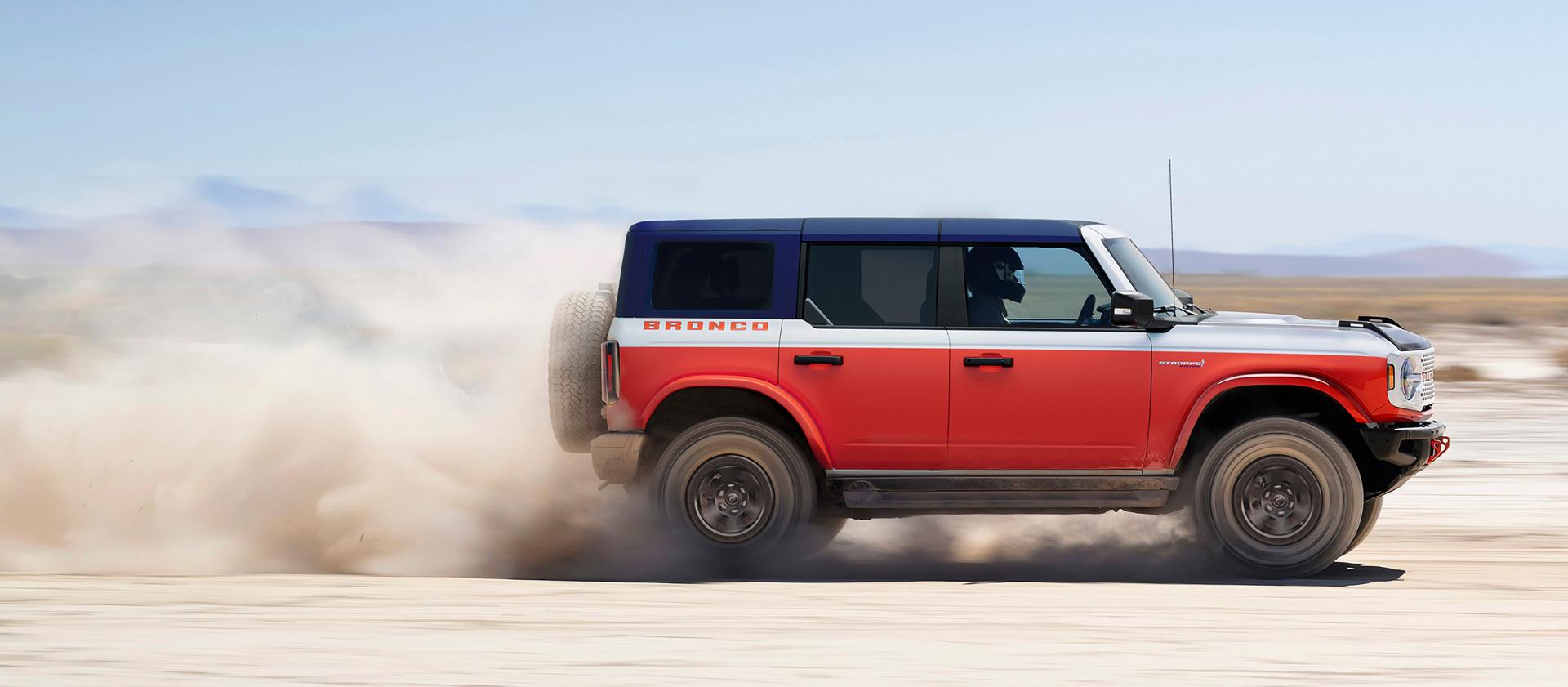 Un VUS Ford Bronco® Stroppe Edition 2026 soulevant du sable sur une plage