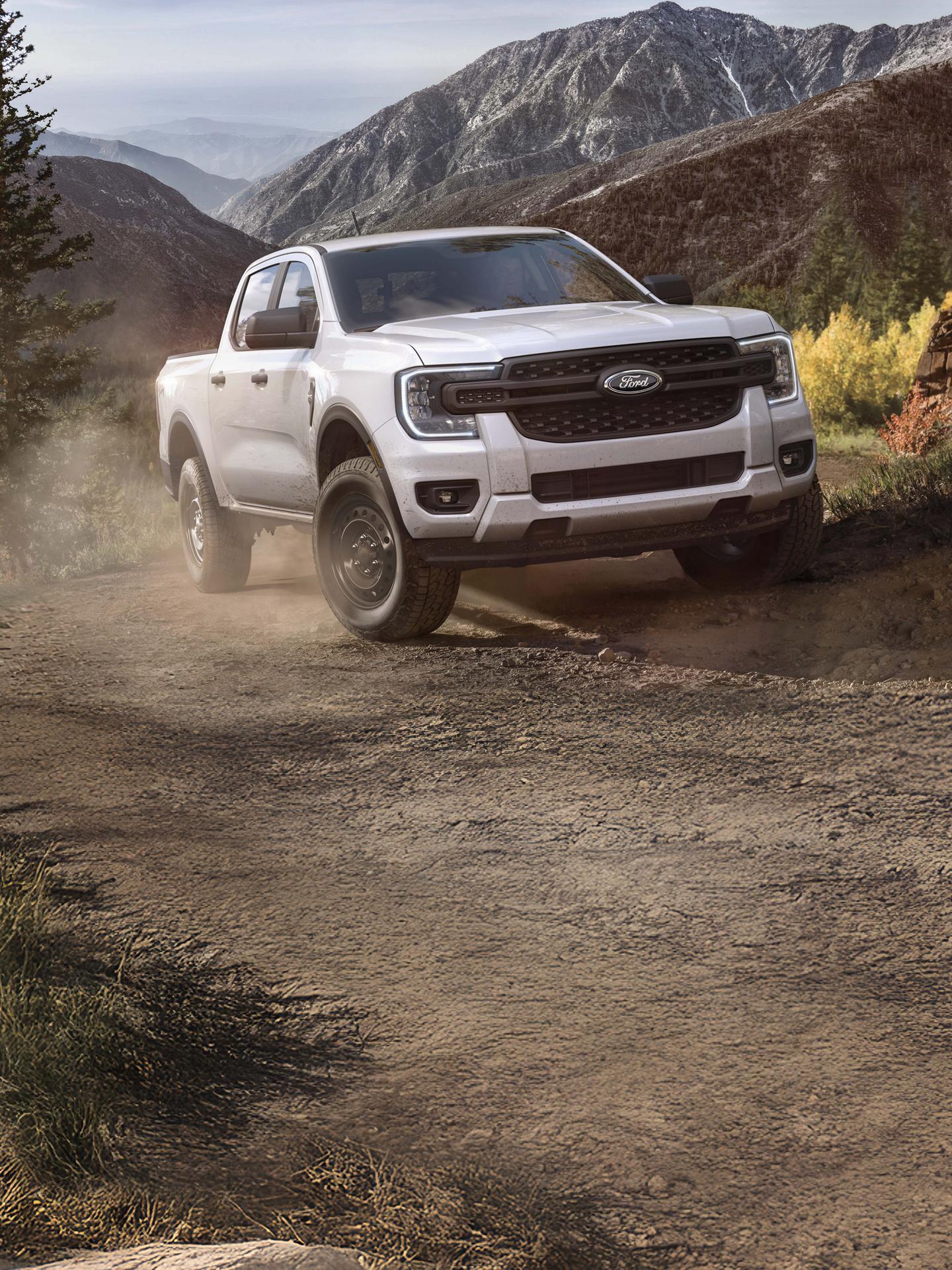 Un modèle Ford Ranger® XL 2026 conduit hors route dans les montagnes