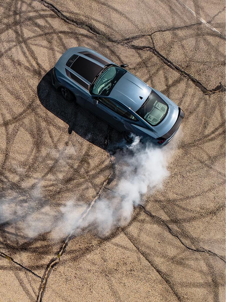 Ford Mustang Dark Horse® 2026 Coupé effectuant des burnouts sur une piste fermée
